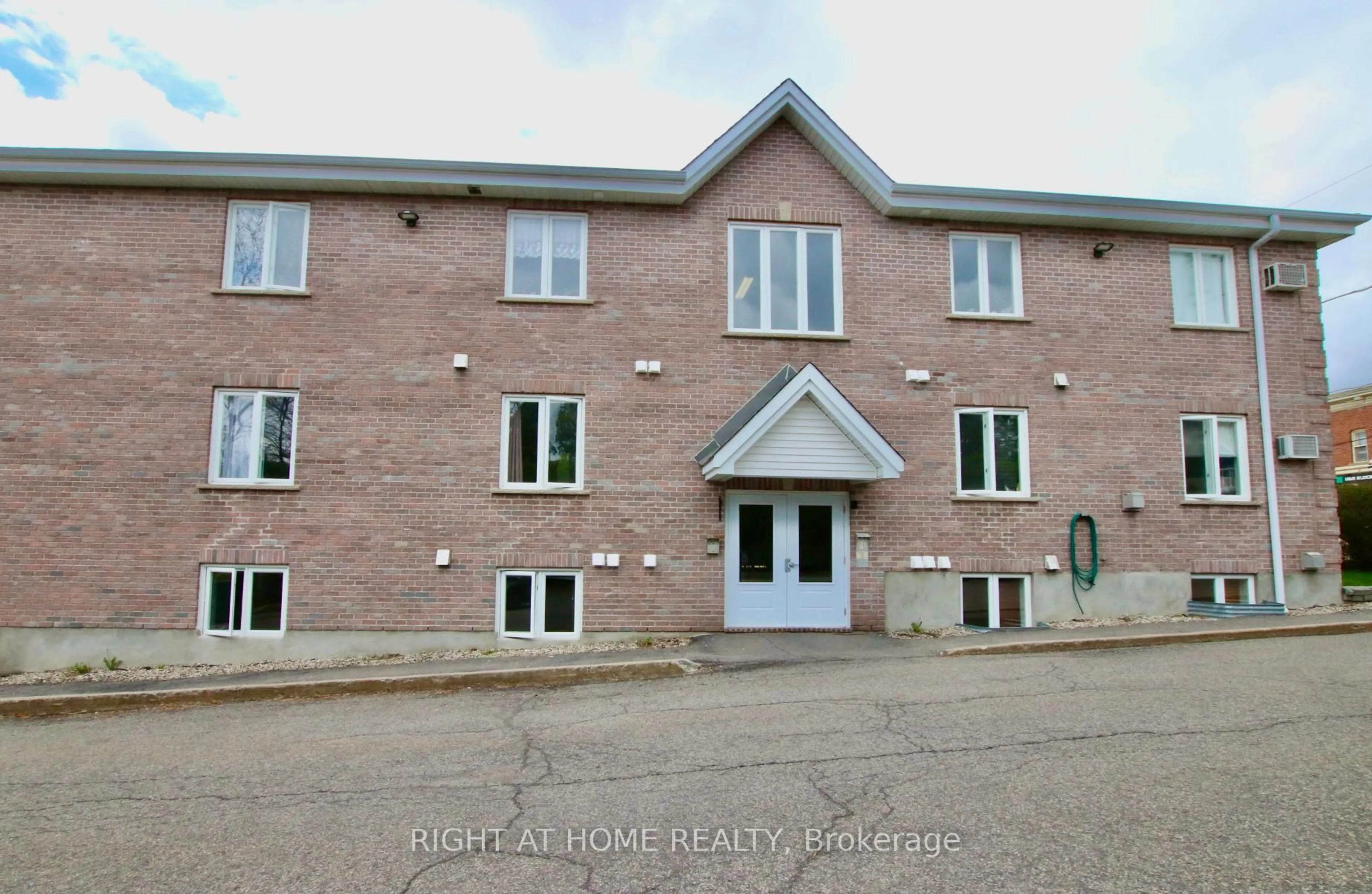 A pic from outside/outdoor area/front of a property/back of a property/a pic from drone, building for 97 Mill St #1C, Russell Ontario K4R 1B8