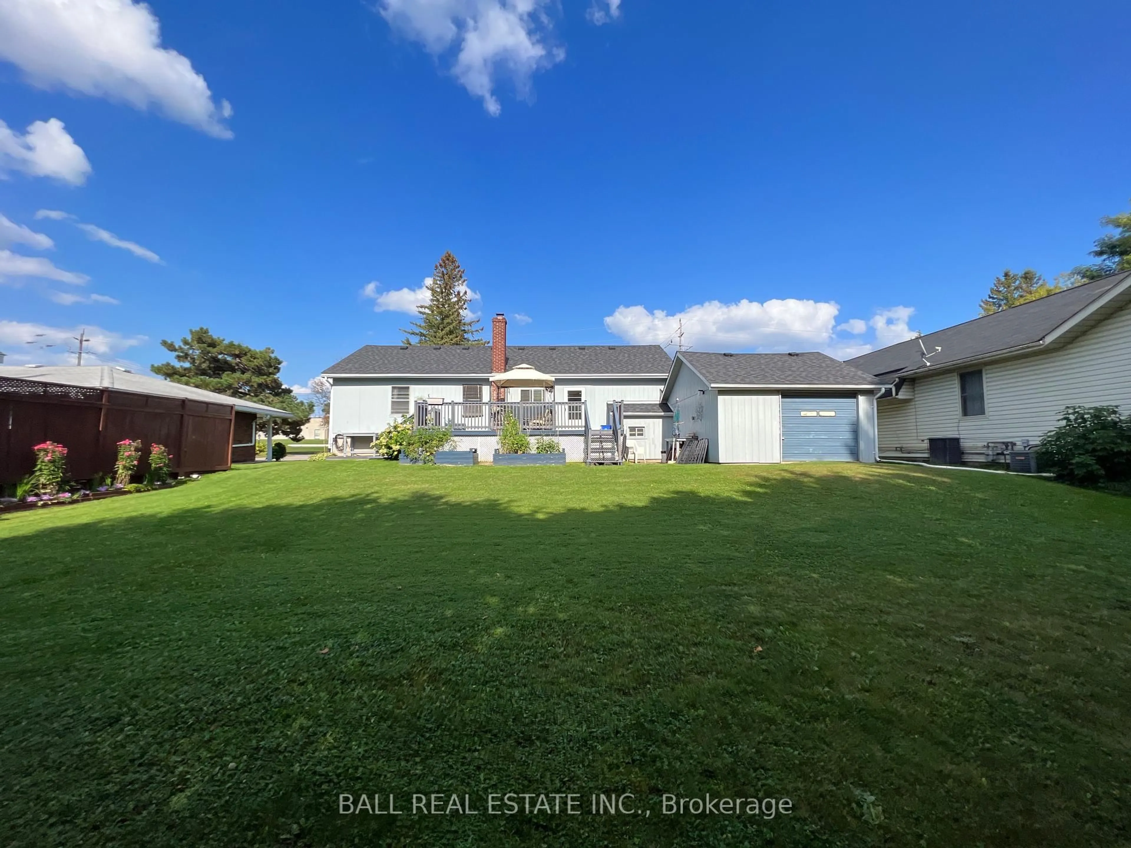 A pic from outside/outdoor area/front of a property/back of a property/a pic from drone, unknown for 1183 Chemong Rd, Peterborough North Ontario K9J 6X2