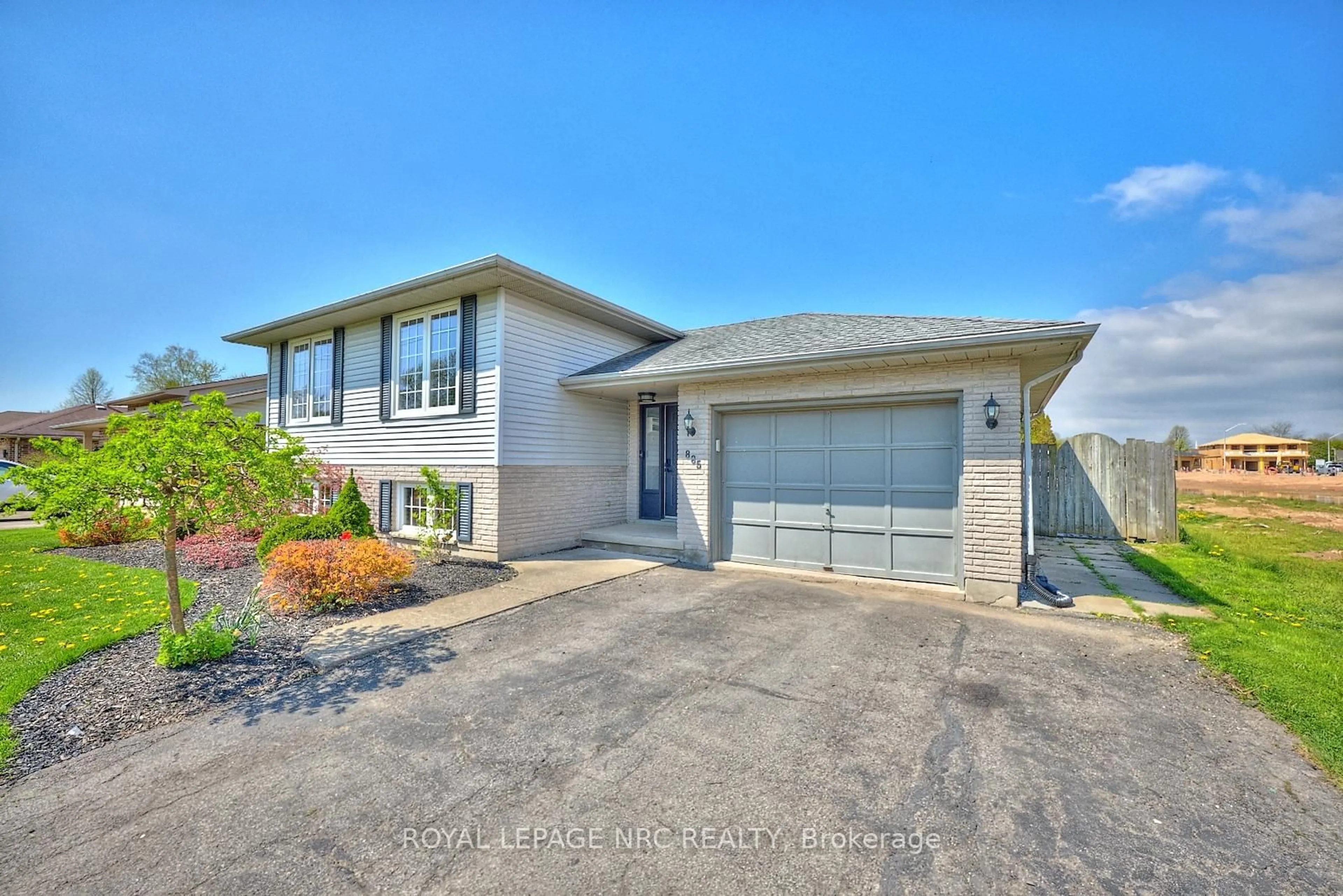 Home with vinyl exterior material, street for 885 Clare Ave, Welland Ontario L3C 7B9
