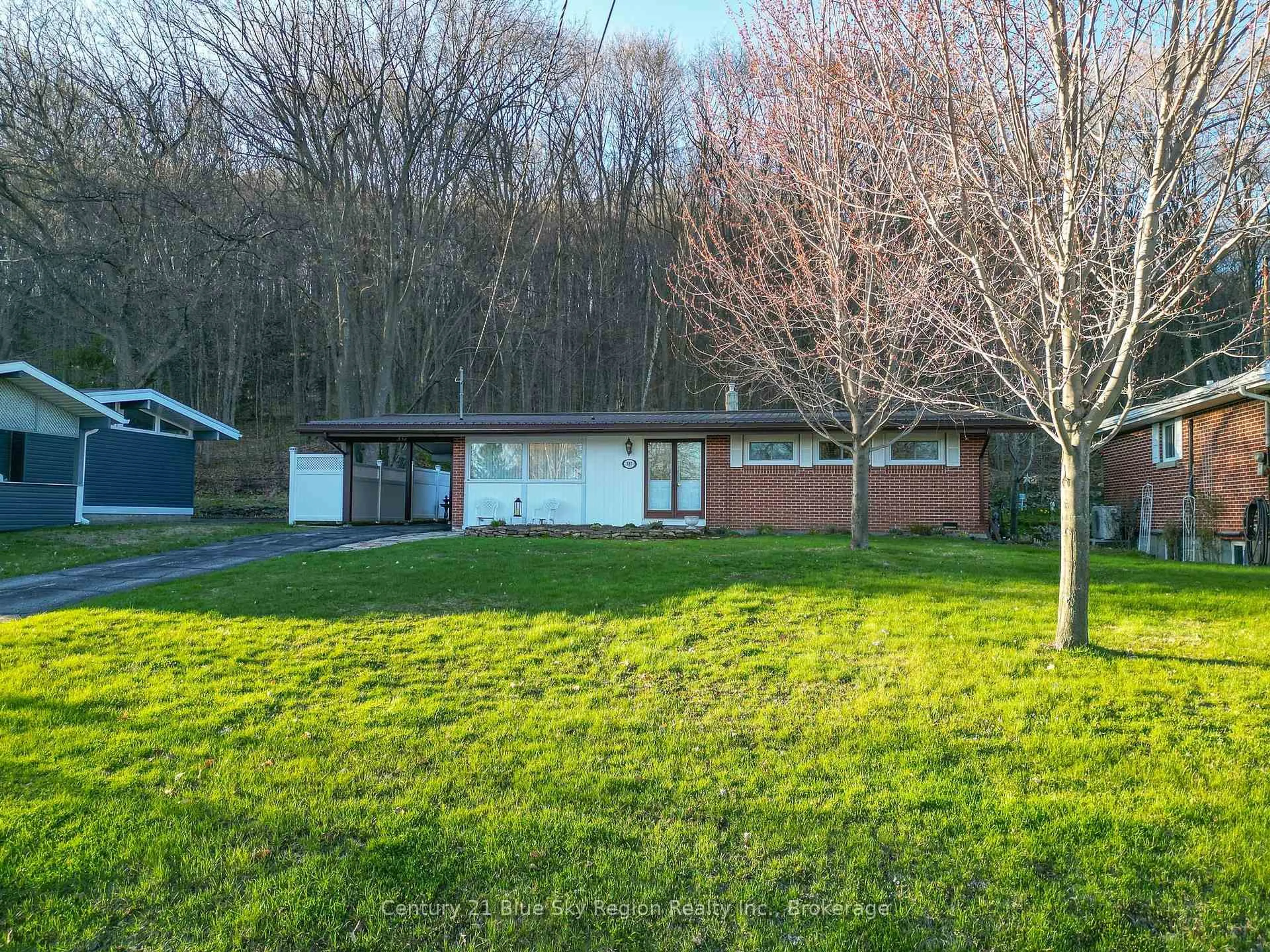 A pic from outside/outdoor area/front of a property/back of a property/a pic from drone, unknown for 337 Leonard St, North Bay Ontario P1B 5K5
