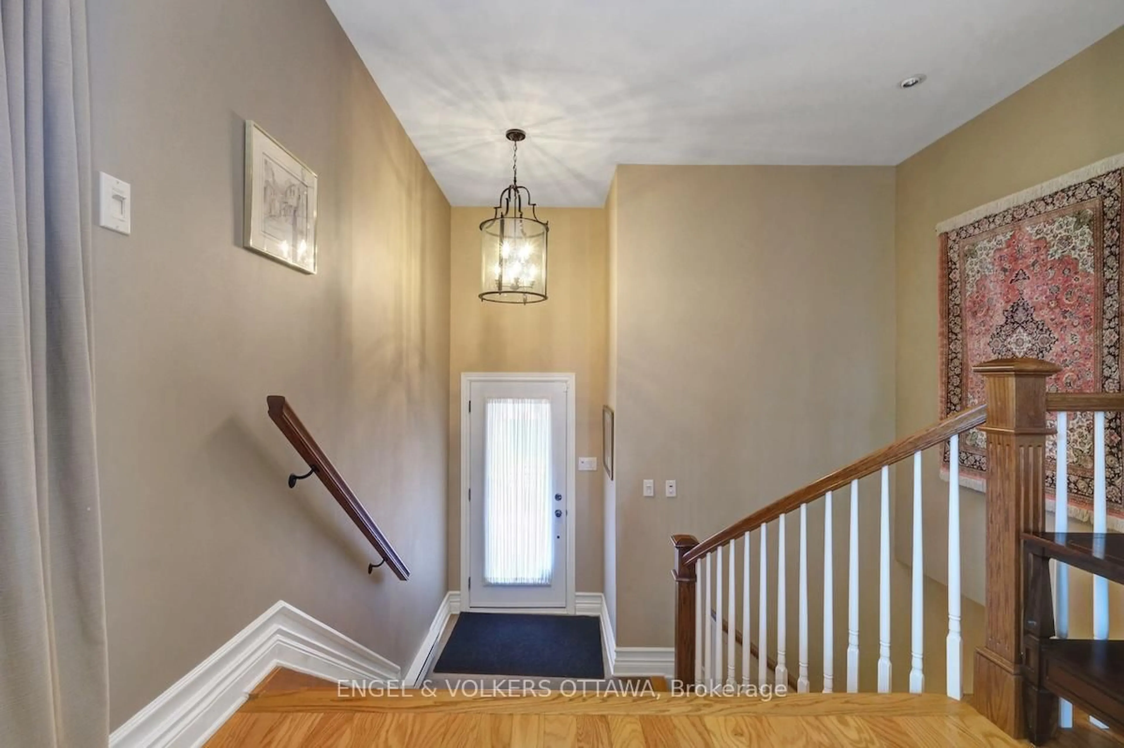 Indoor foyer for 27 Bittern Crt, Ottawa Ontario K1L 8K9