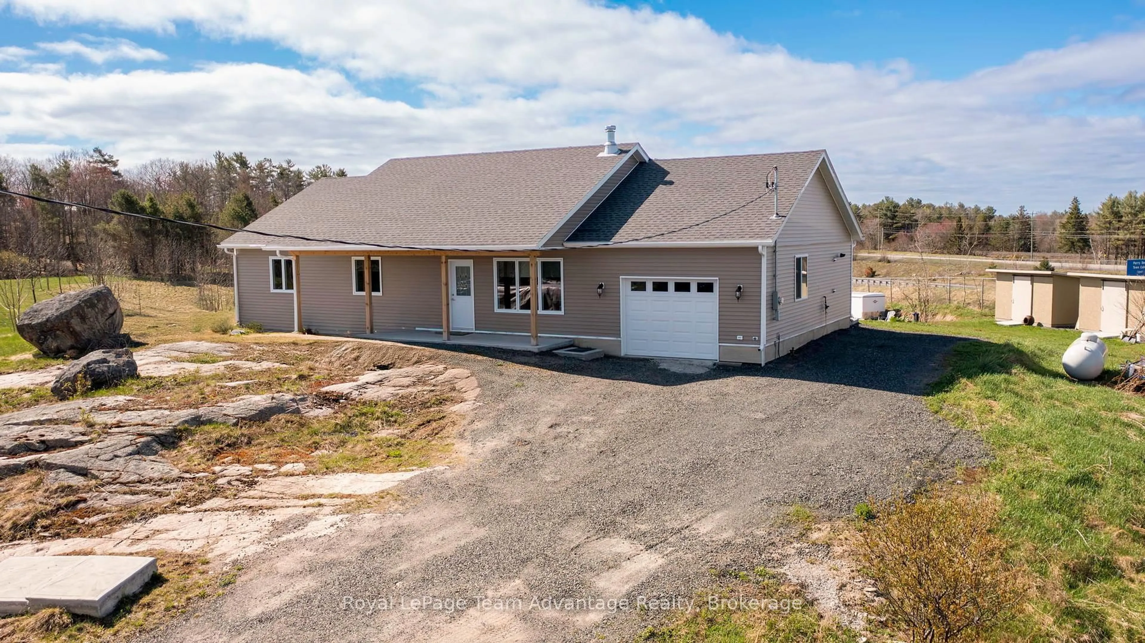 A pic from outside/outdoor area/front of a property/back of a property/a pic from drone, building for 28 Meadowcrest Dr, McDougall Ontario P2A 2W9