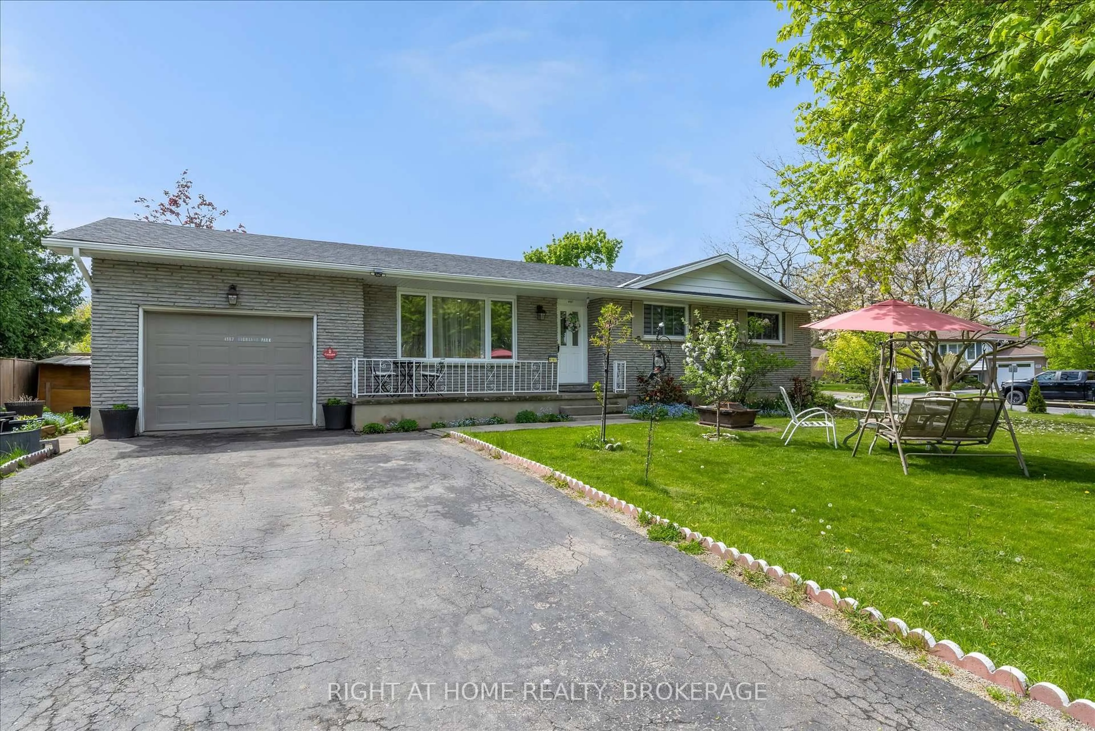 A pic from outside/outdoor area/front of a property/back of a property/a pic from drone, street for 4187 Highland Park Dr, Lincoln Ontario L0R 1B7