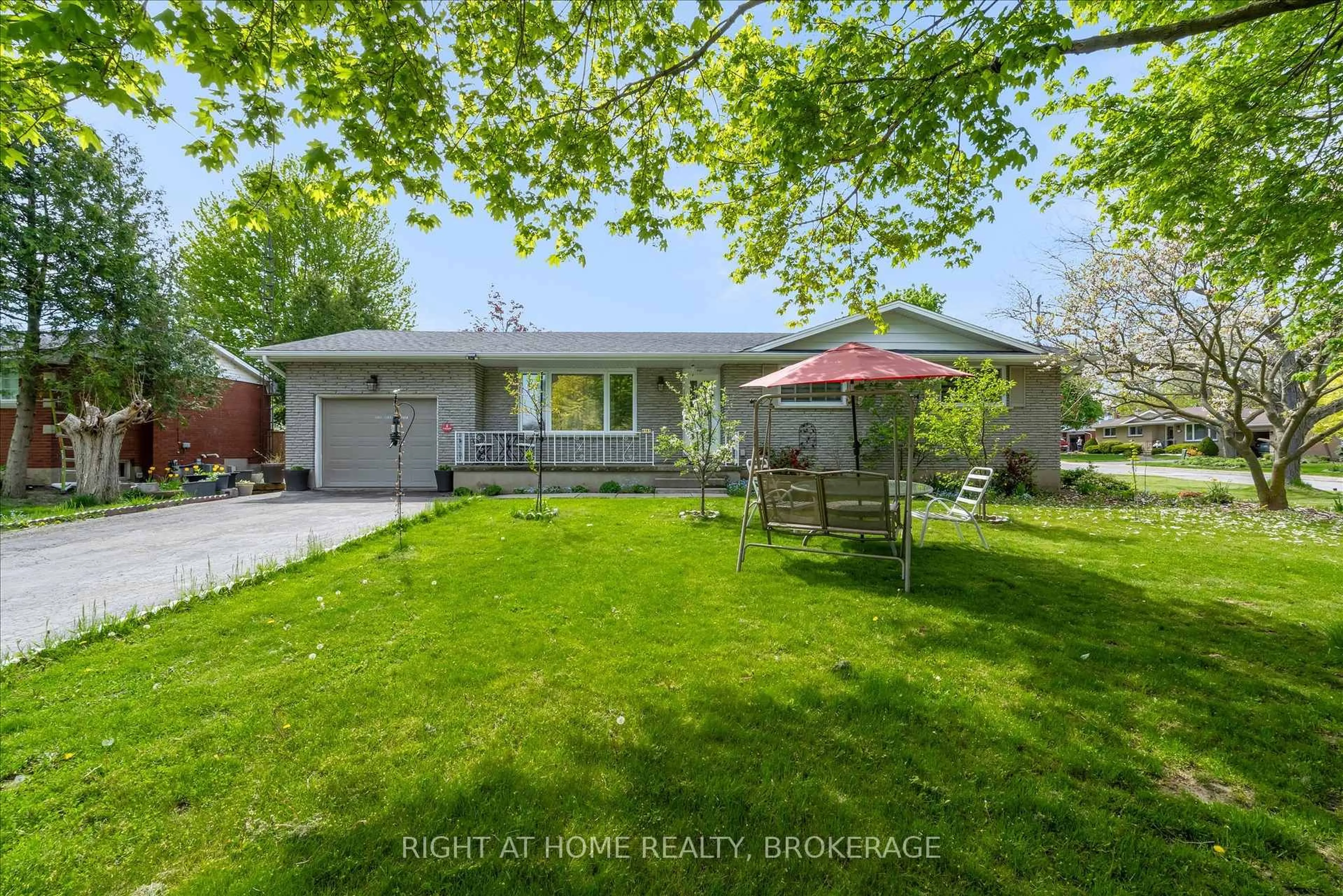 A pic from outside/outdoor area/front of a property/back of a property/a pic from drone, street for 4187 Highland Park Dr, Lincoln Ontario L0R 1B7