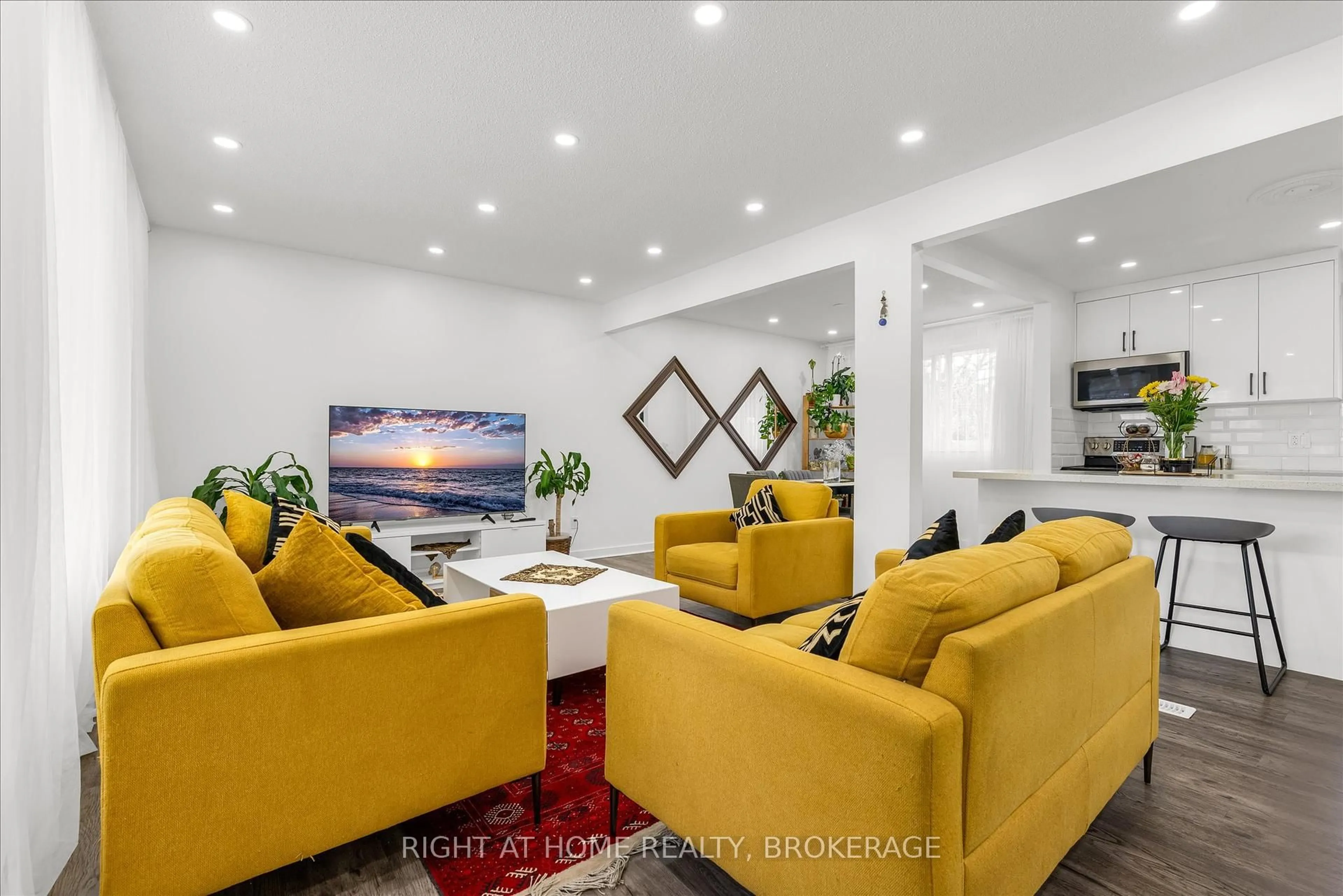 Living room with furniture, unknown for 4187 Highland Park Dr, Lincoln Ontario L0R 1B7