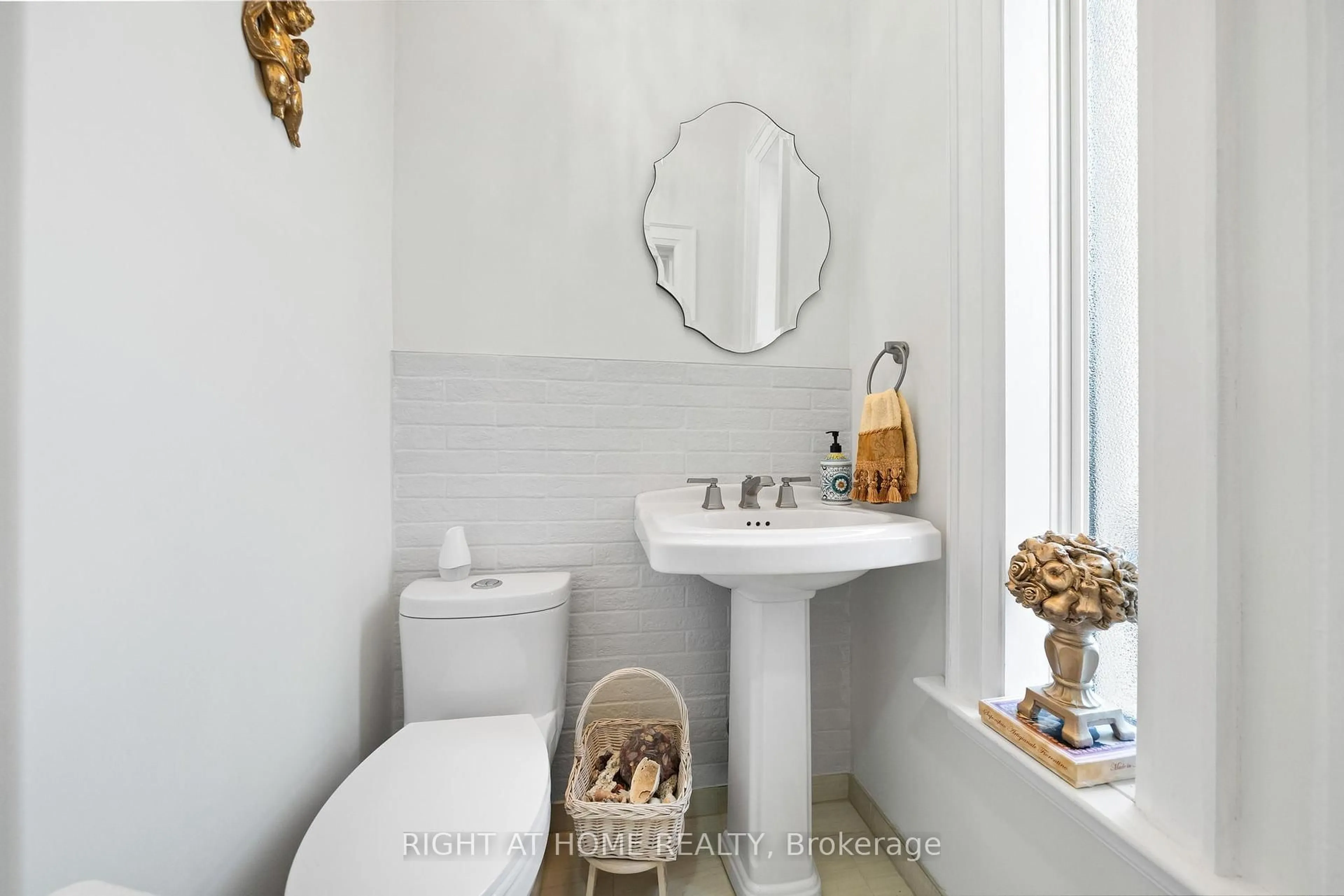 Standard bathroom, ceramic/tile floor for 403 Hess St, Hamilton Ontario L8P 3R2