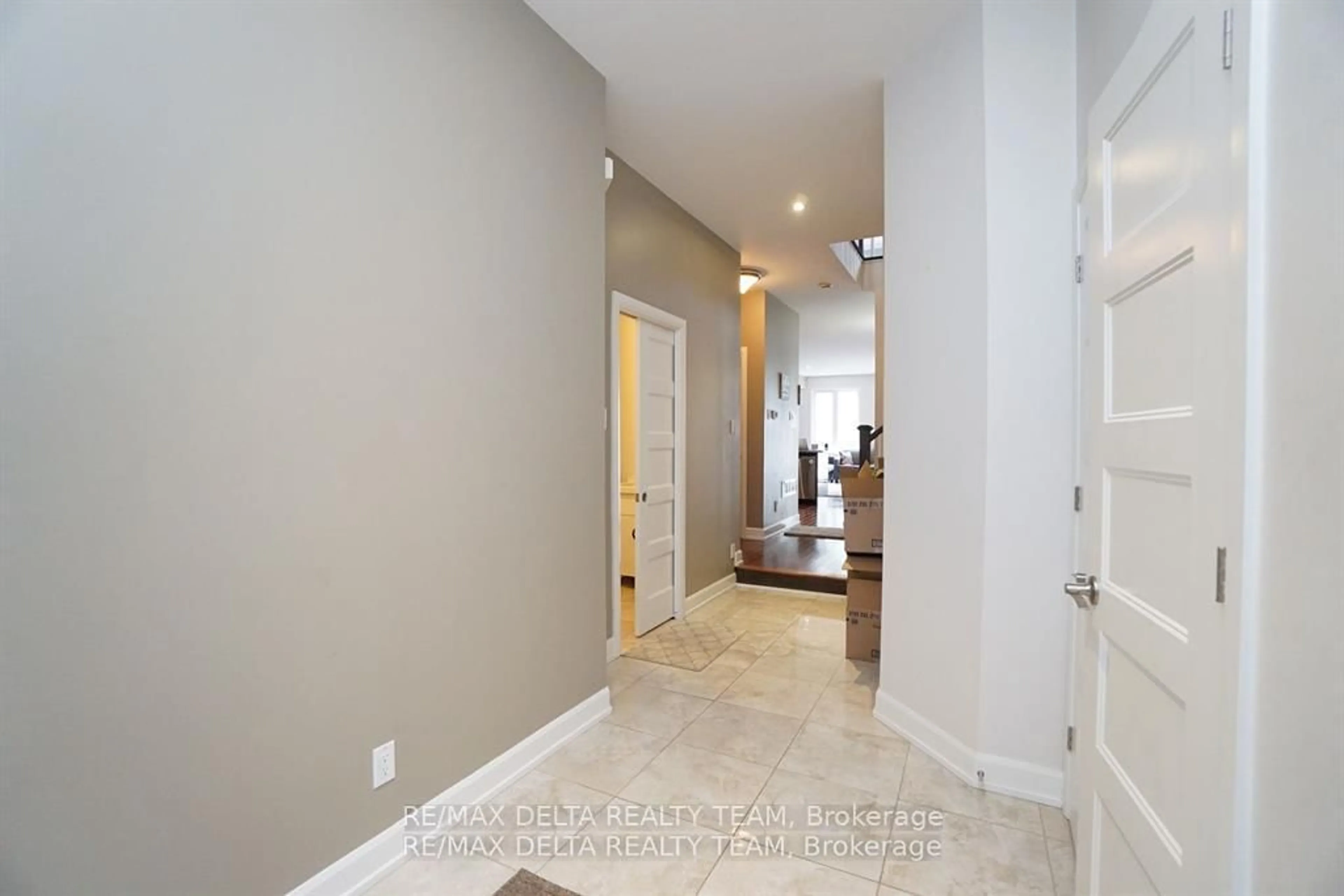 Indoor entryway for 498 Moodie Dr, Ottawa Ontario K2H 8A7