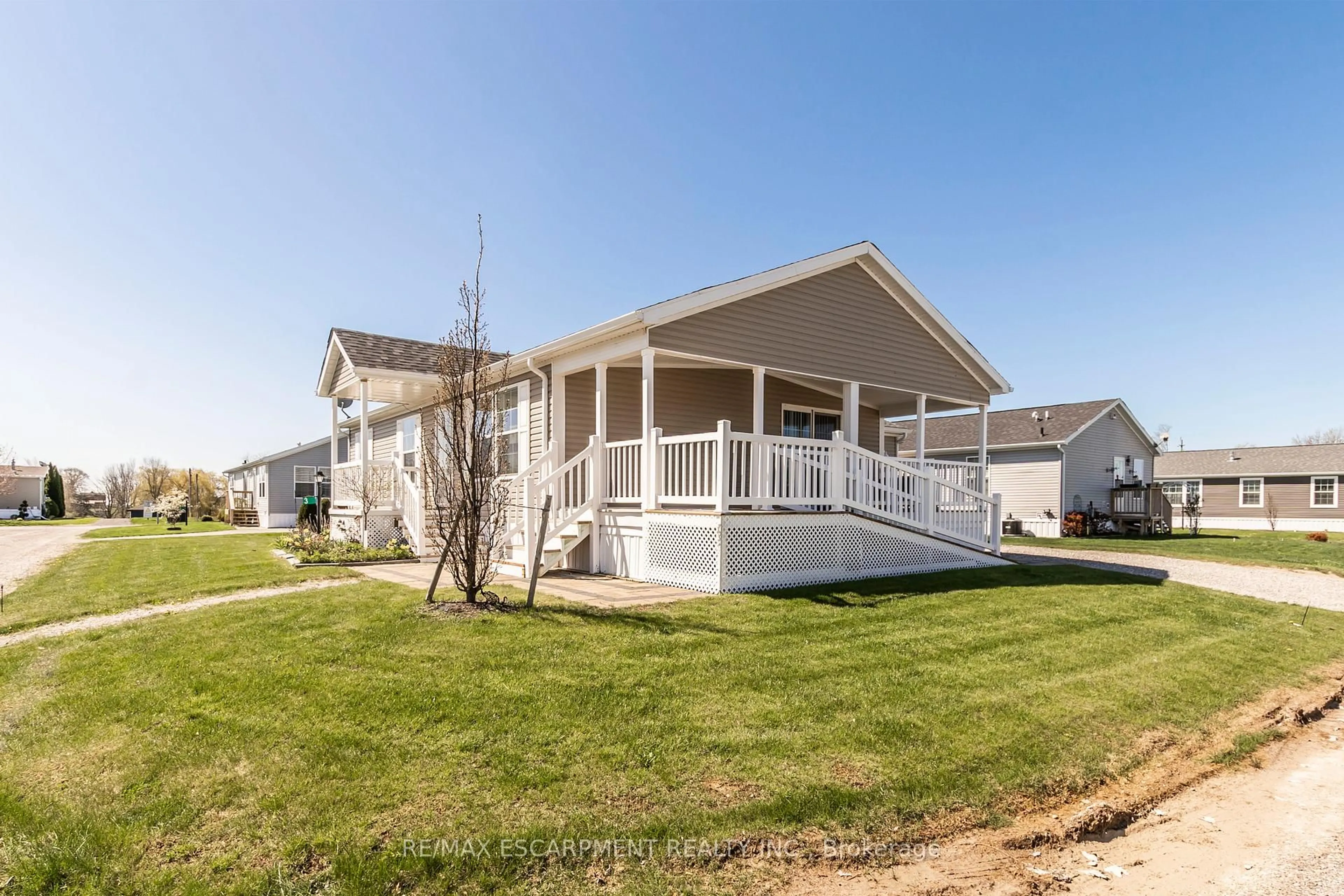 Home with vinyl exterior material, unknown for 3 Copper Beech Dr, Haldimand Ontario N0A 1L0