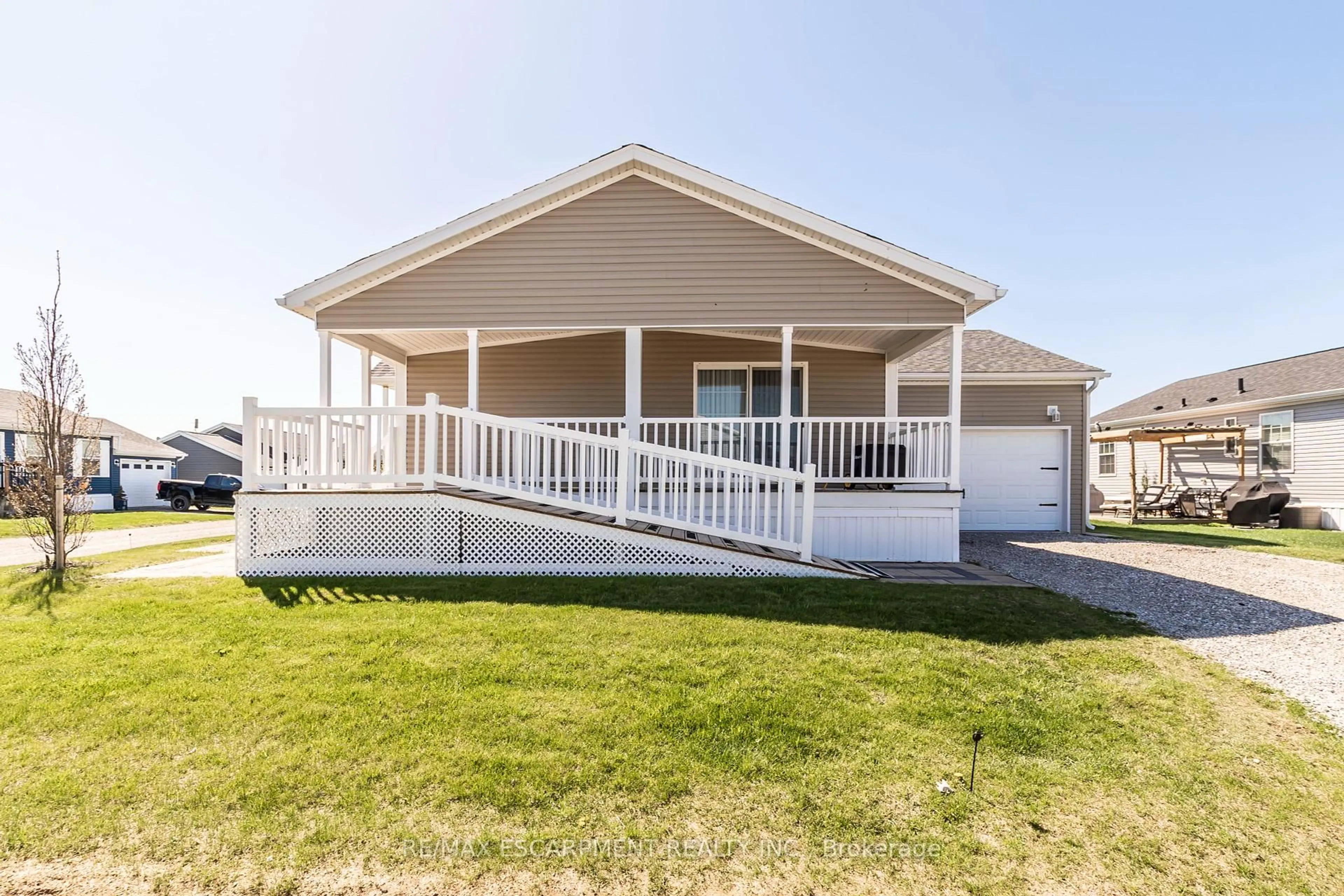 Home with vinyl exterior material, water/lake/river/ocean view for 3 Copper Beech Dr, Haldimand Ontario N0A 1L0