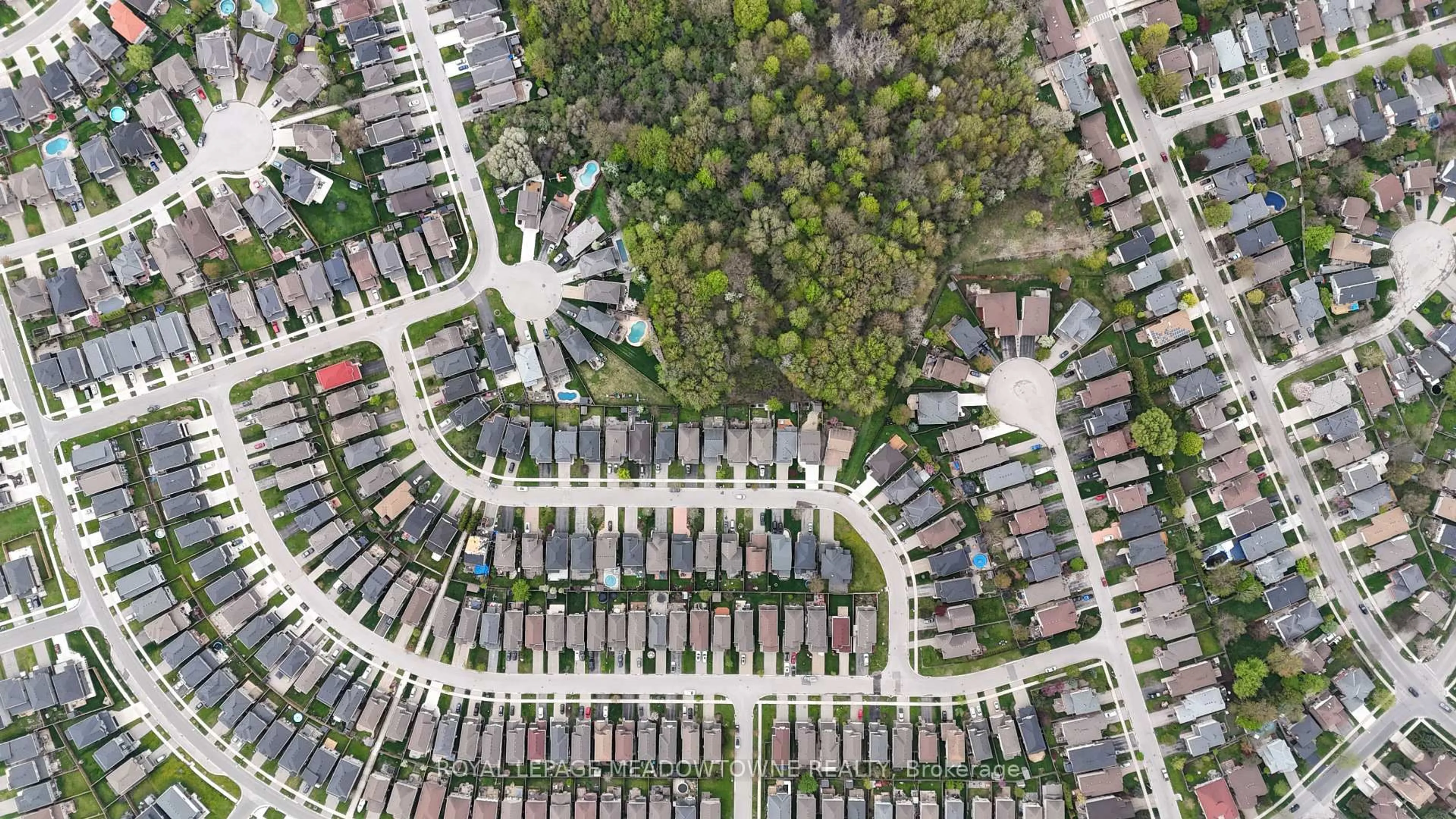 A pic from outside/outdoor area/front of a property/back of a property/a pic from drone, street for 1162 Smither Rd, London North Ontario N6G 5R8