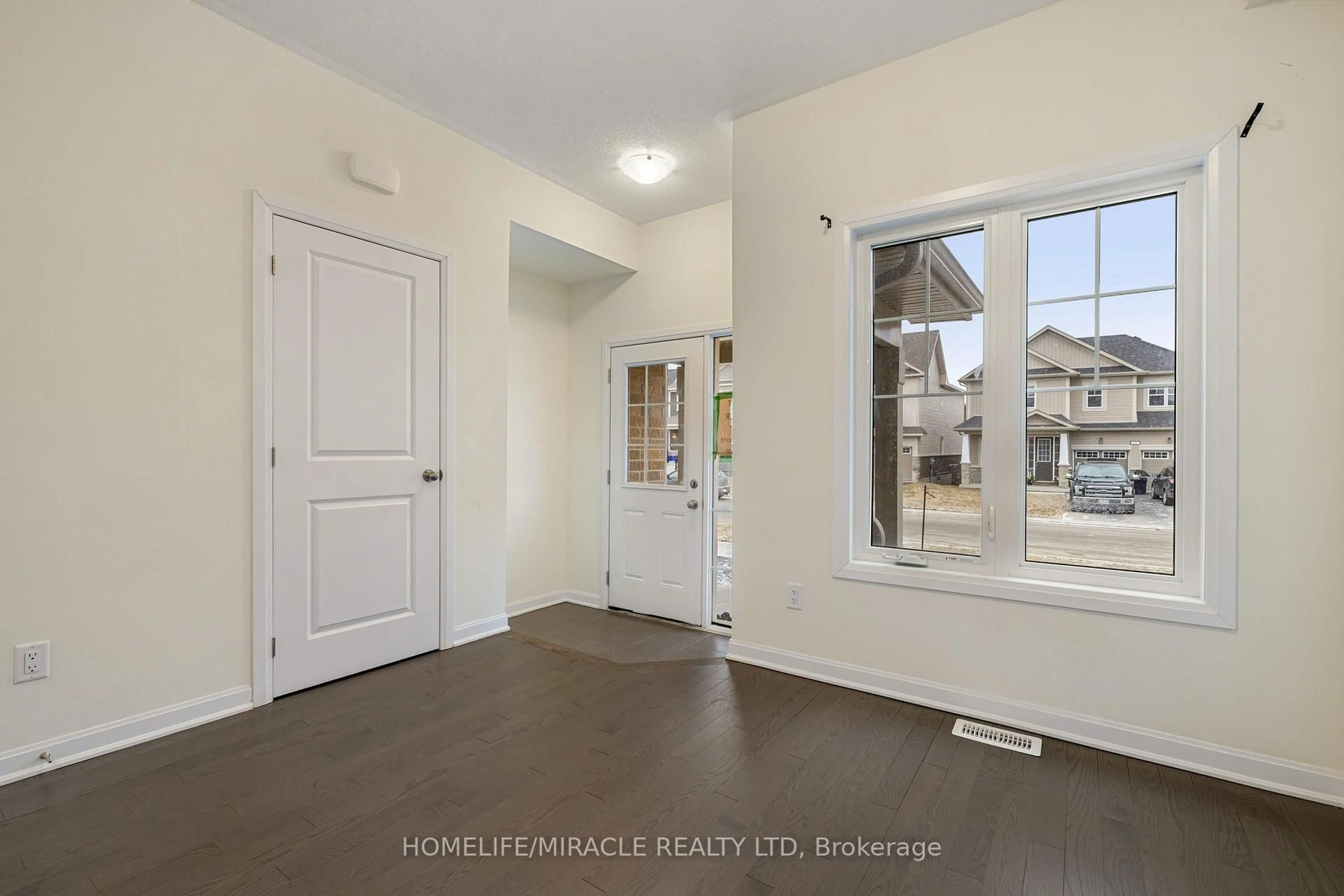 Indoor entryway for 67 Oakmont Dr, Bath Ontario K0H 1G0