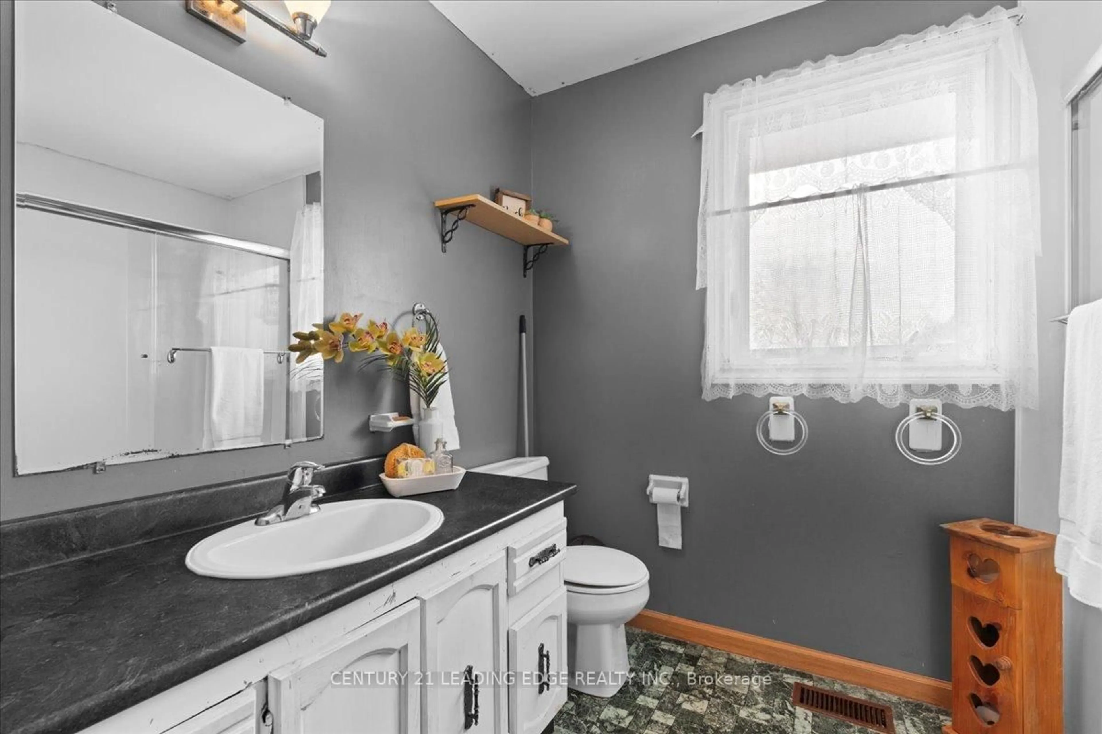 Standard bathroom, ceramic/tile floor for 17 Morris Dr, Belleville Ontario K8P 5B2
