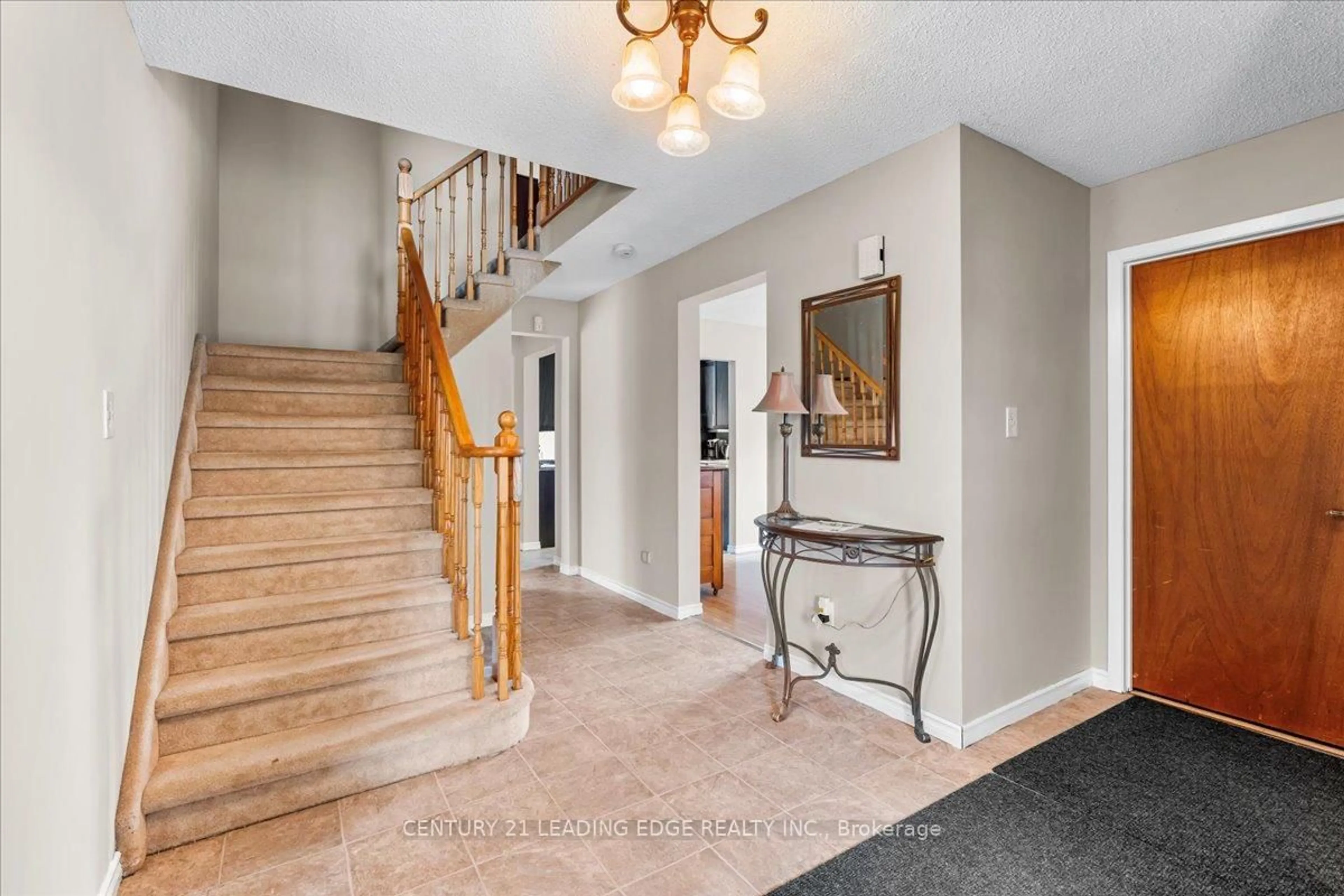 Indoor entryway for 17 Morris Dr, Belleville Ontario K8P 5B2