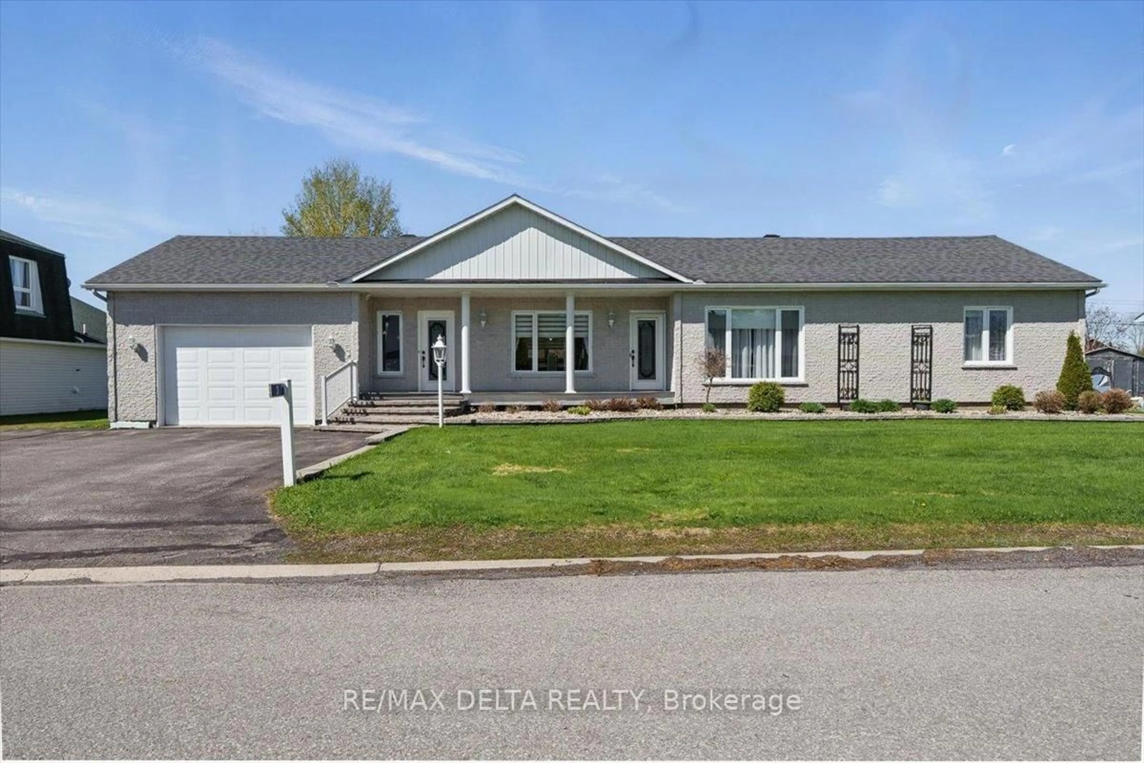 A pic from outside/outdoor area/front of a property/back of a property/a pic from drone, street for 3 Maisonneuve St, Clarence-Rockland Ontario K0A 1E0