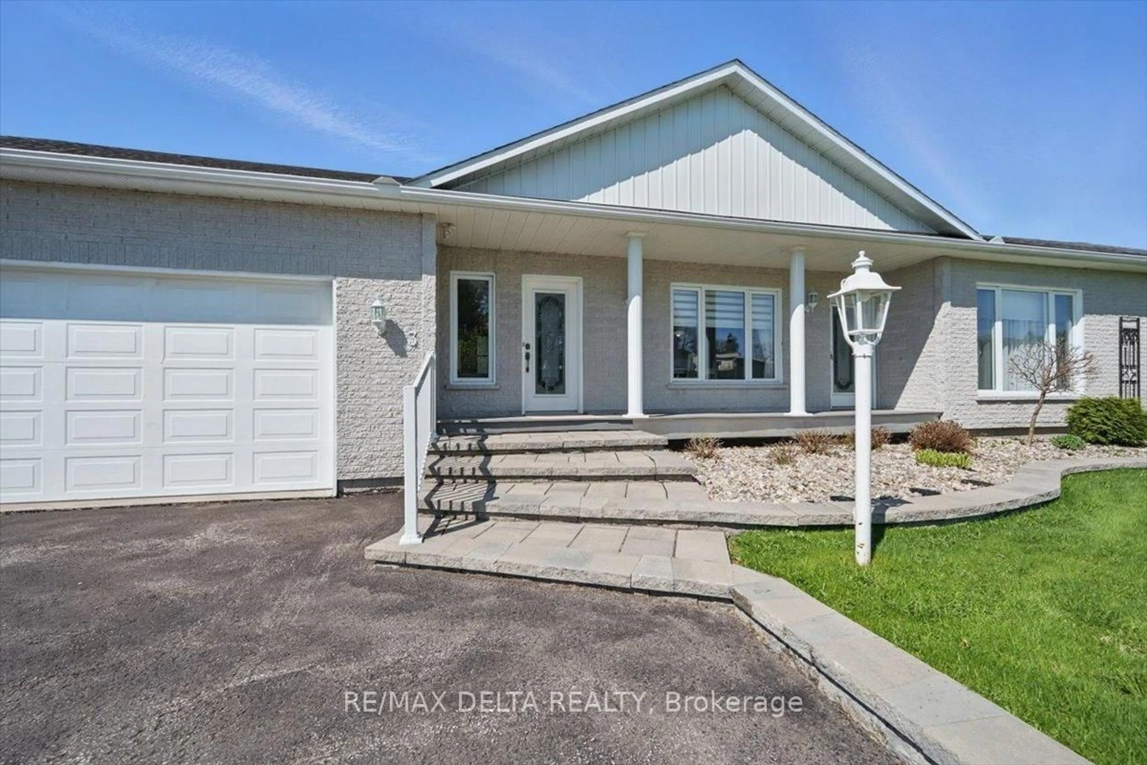 Home with vinyl exterior material, water/lake/river/ocean view for 3 Maisonneuve St, Clarence-Rockland Ontario K0A 1E0