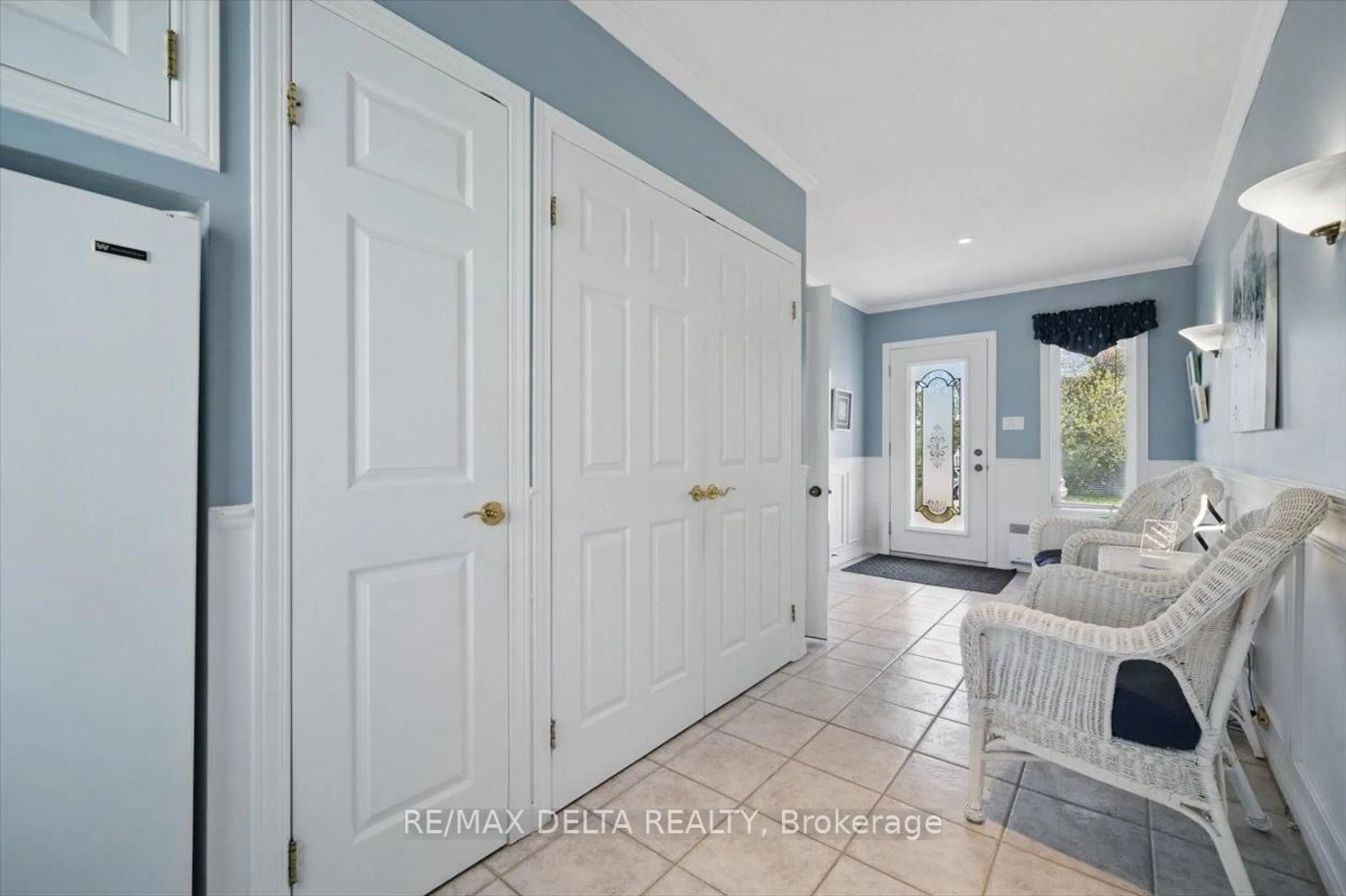 Indoor entryway for 3 Maisonneuve St, Clarence-Rockland Ontario K0A 1E0