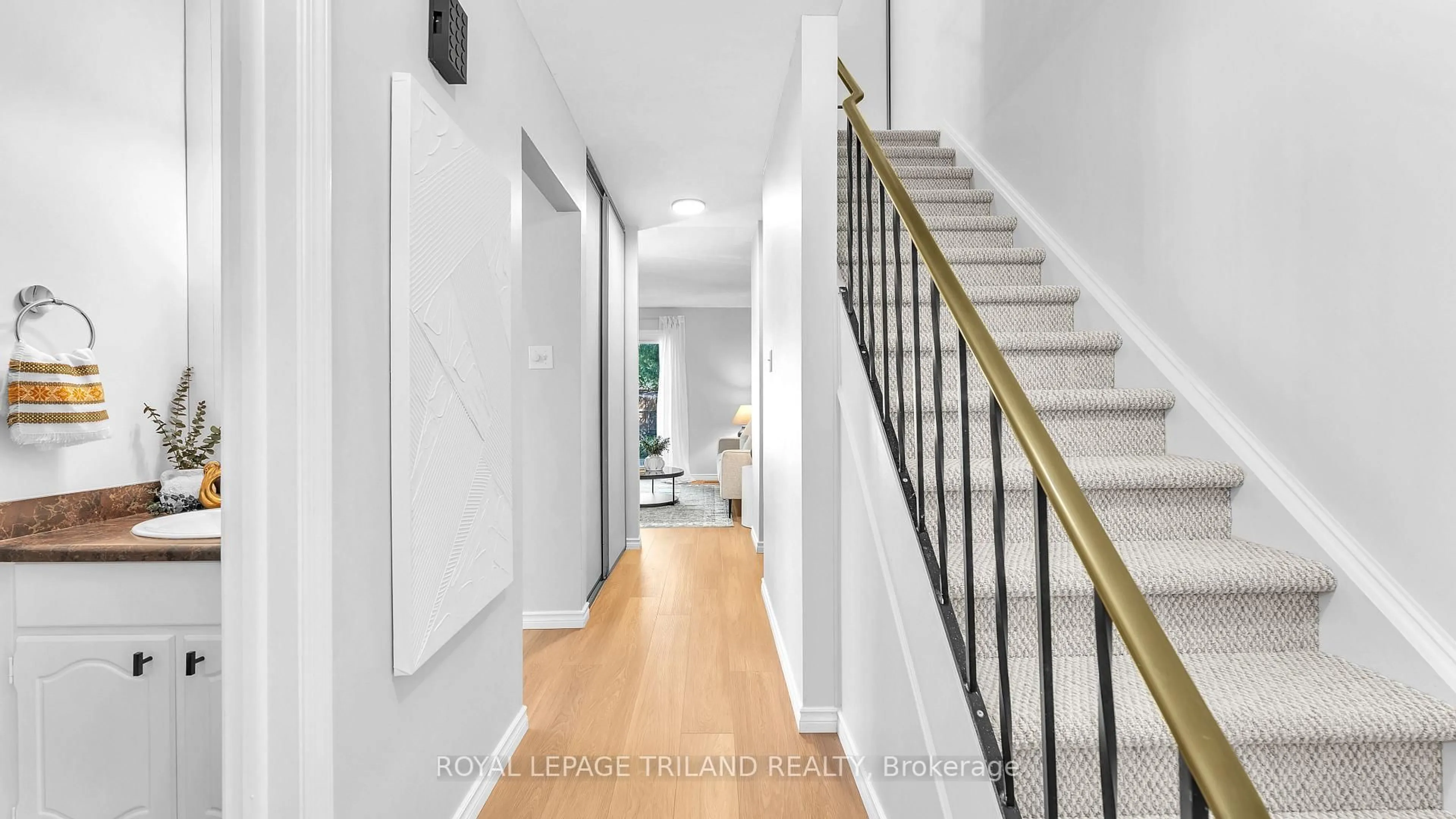 Indoor foyer for 113 Monmore Rd, London North Ontario N6G 2W7