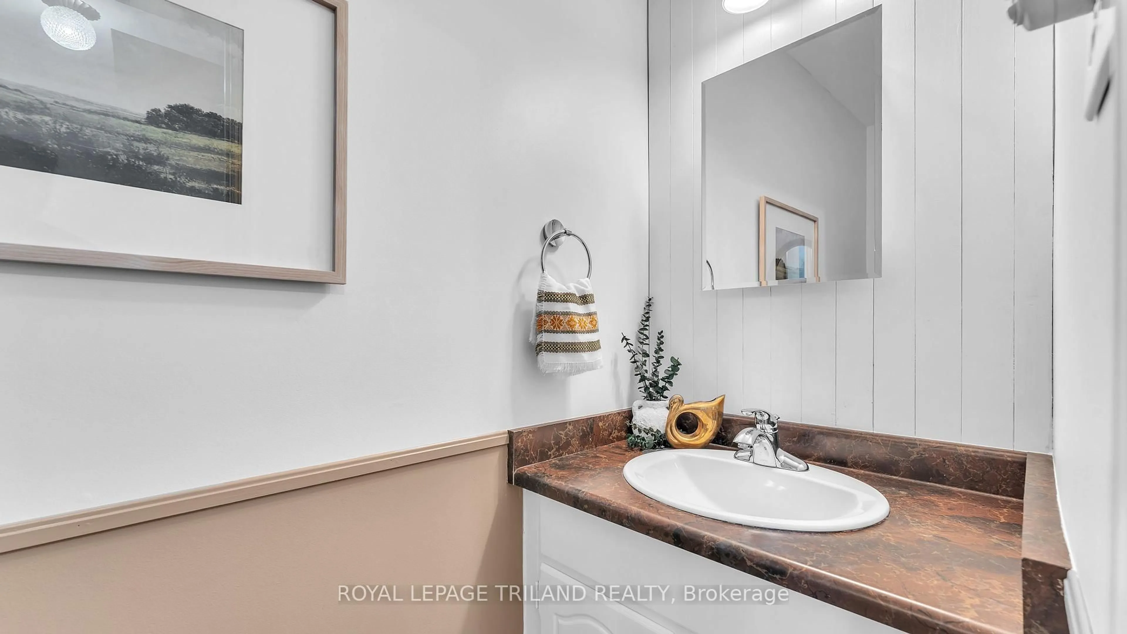 Standard bathroom, ceramic/tile floor for 113 Monmore Rd, London North Ontario N6G 2W7