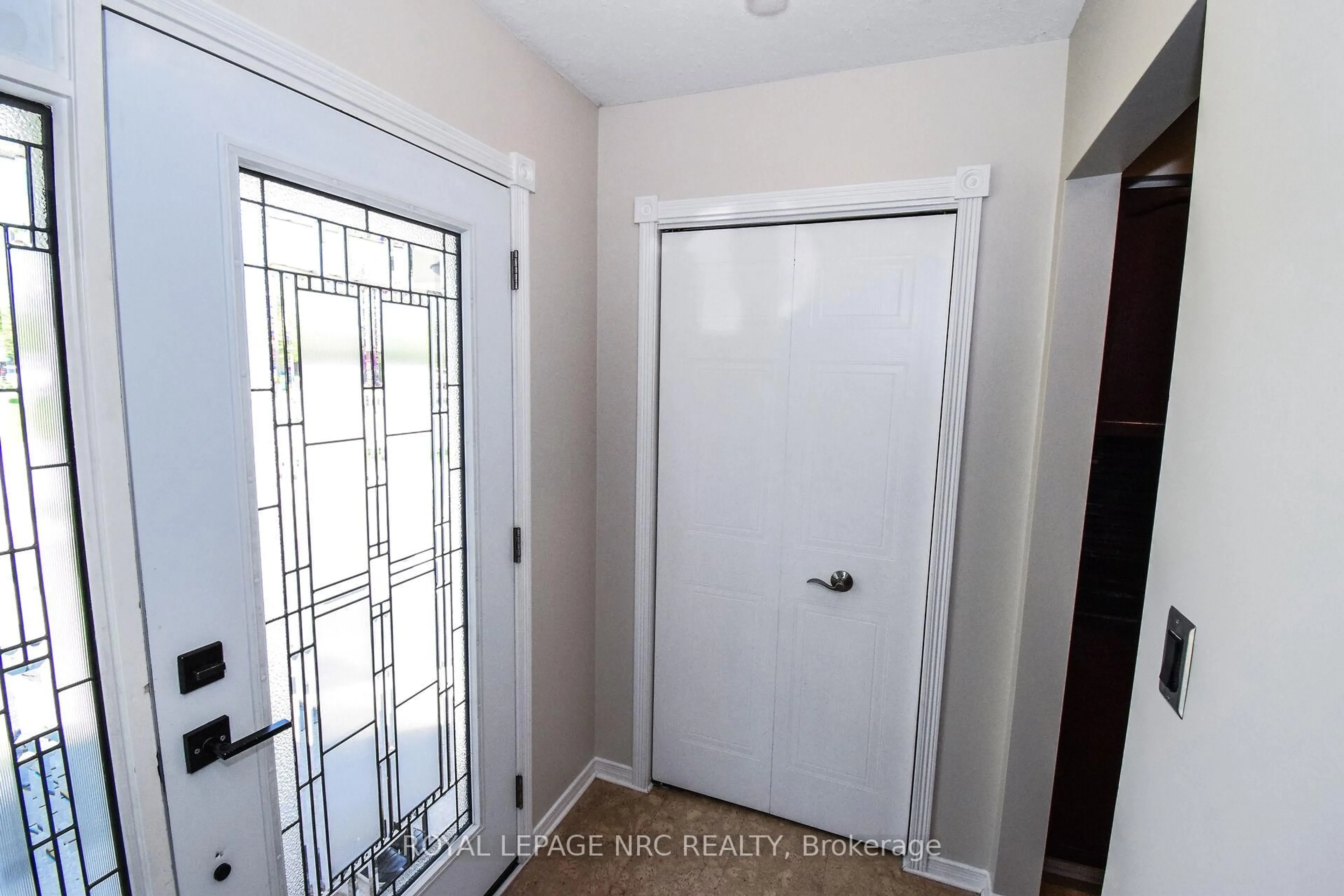 Indoor entryway for 4974 WINDGATE Dr, Niagara Falls Ontario L2H 2Z7