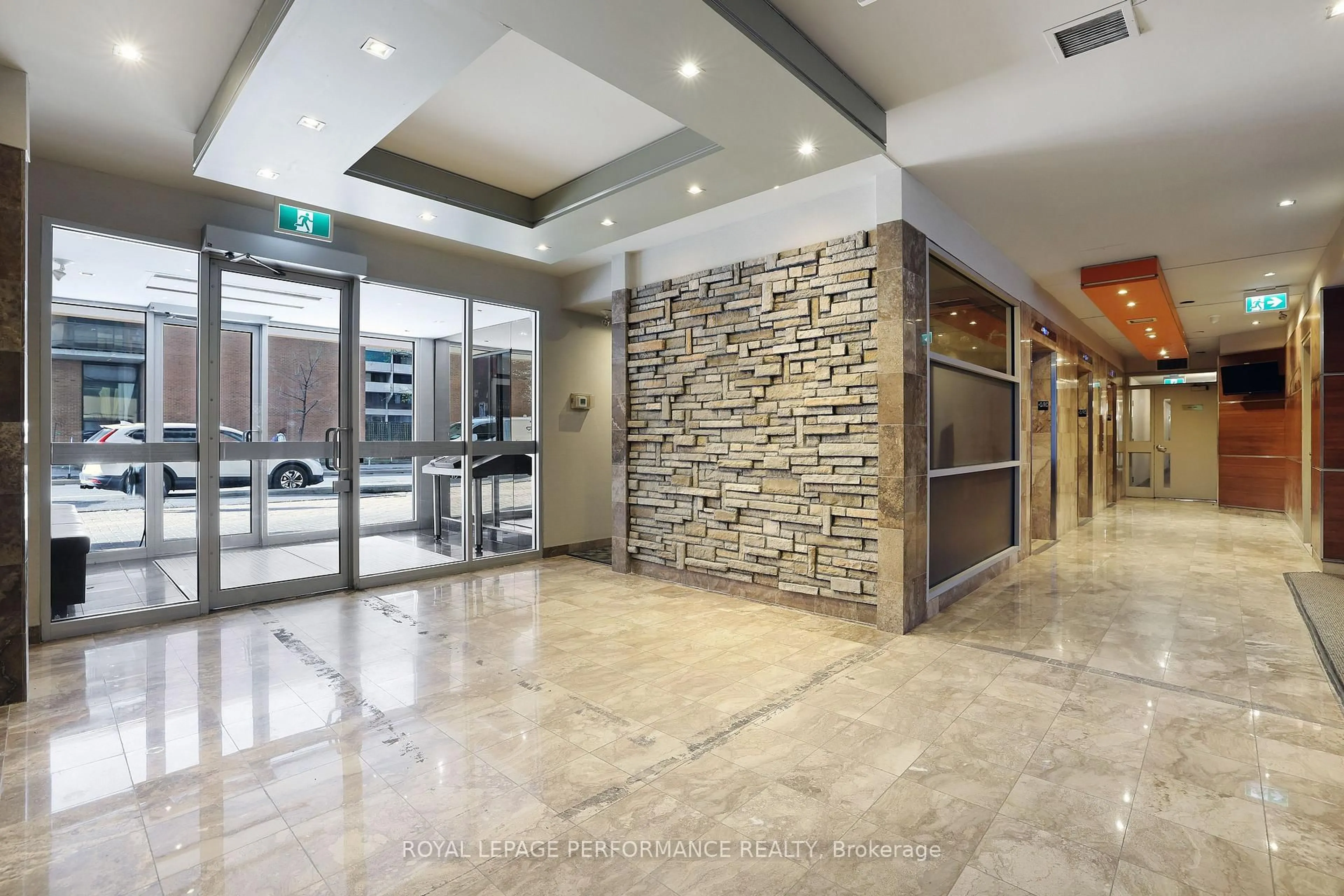 Indoor foyer for 470 Laurier Ave #1701, Ottawa Ontario K1R 7W9