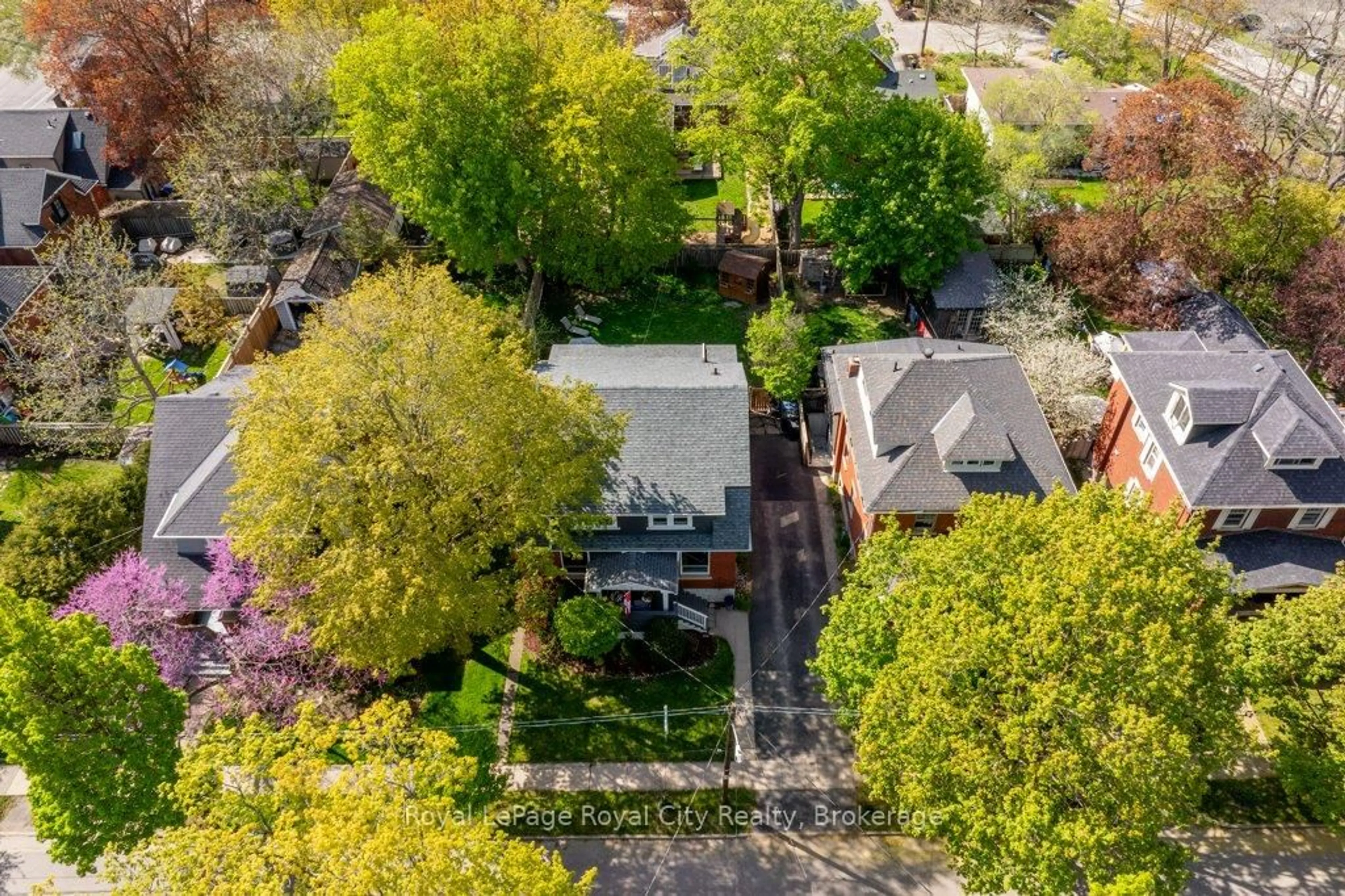 A pic from outside/outdoor area/front of a property/back of a property/a pic from drone, street for 8 Ann St, Guelph Ontario N1H 1L8