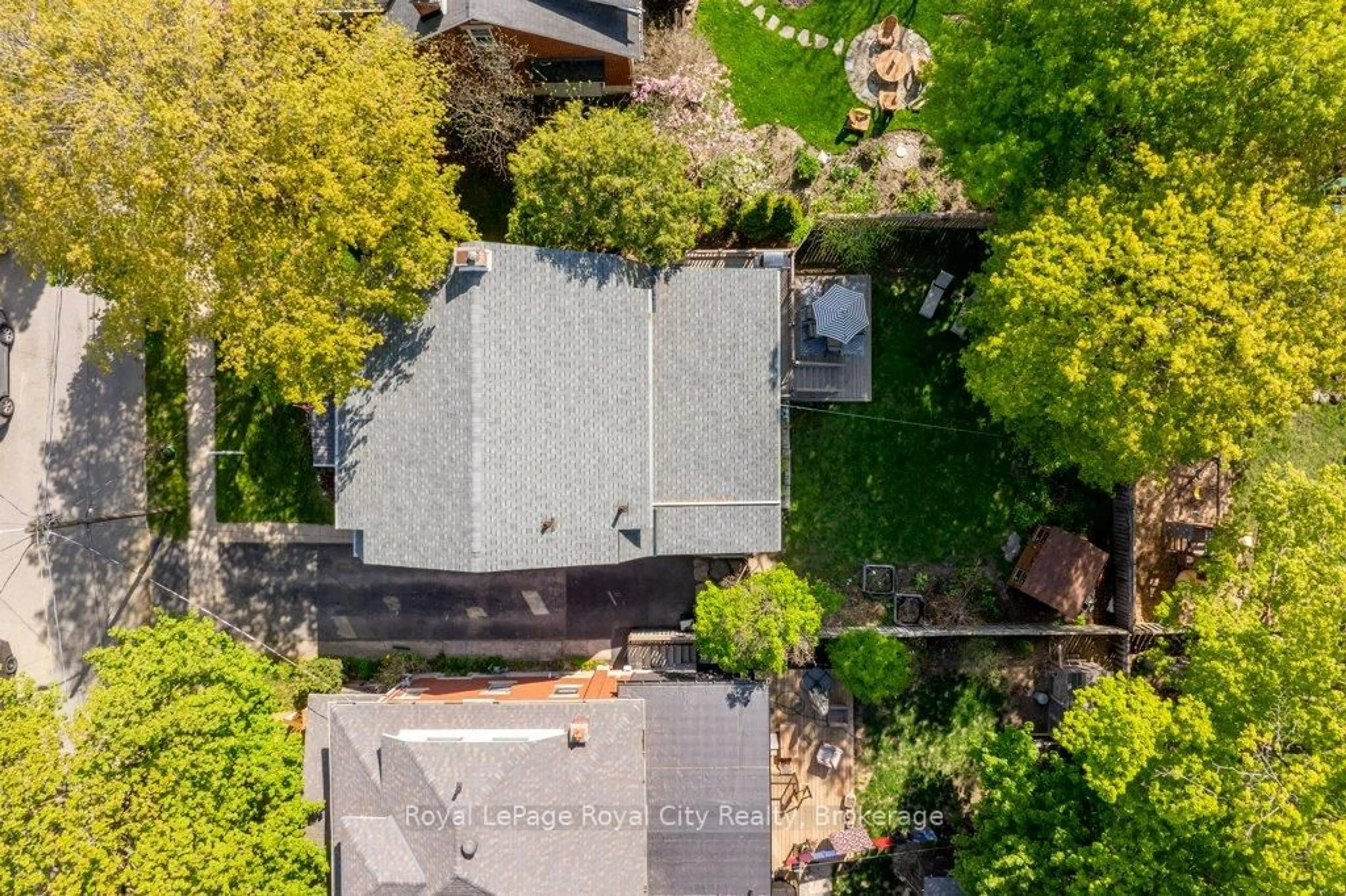 A pic from outside/outdoor area/front of a property/back of a property/a pic from drone, street for 8 Ann St, Guelph Ontario N1H 1L8