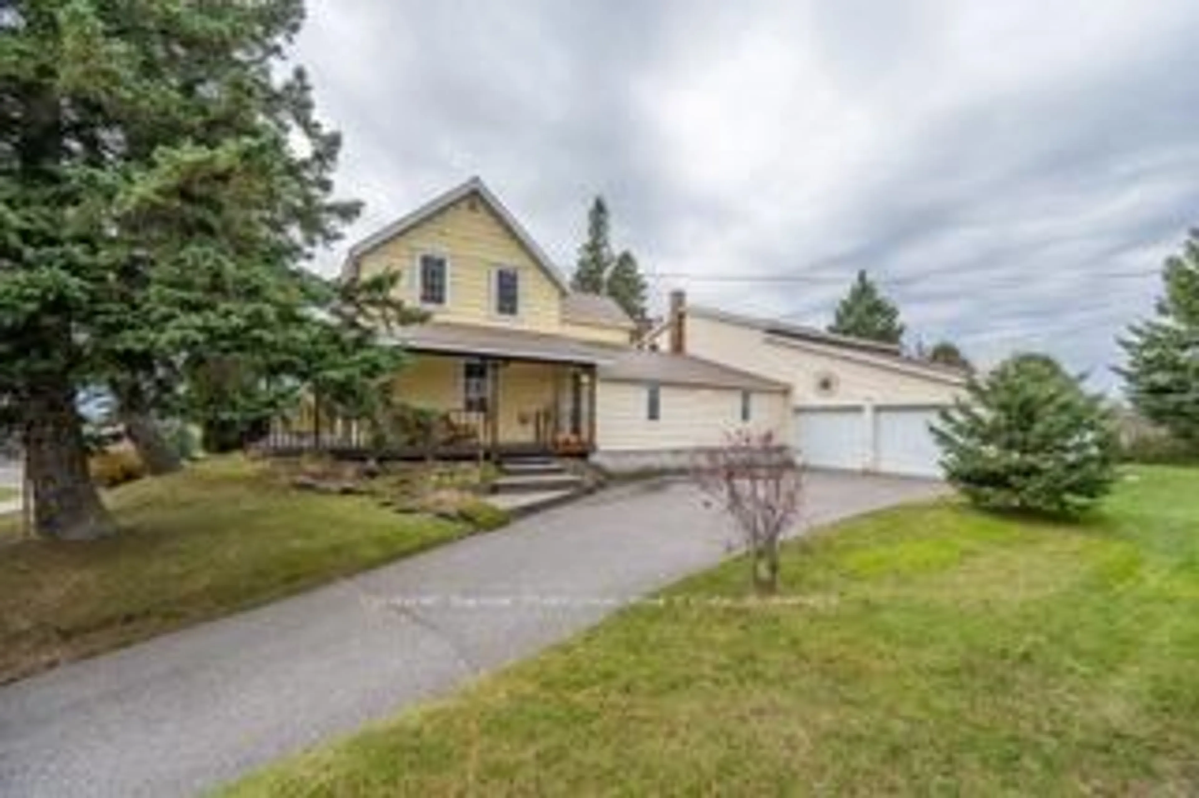 A pic from outside/outdoor area/front of a property/back of a property/a pic from drone, street for 131 Yonge St, Burk's Falls Ontario P0A 1C0