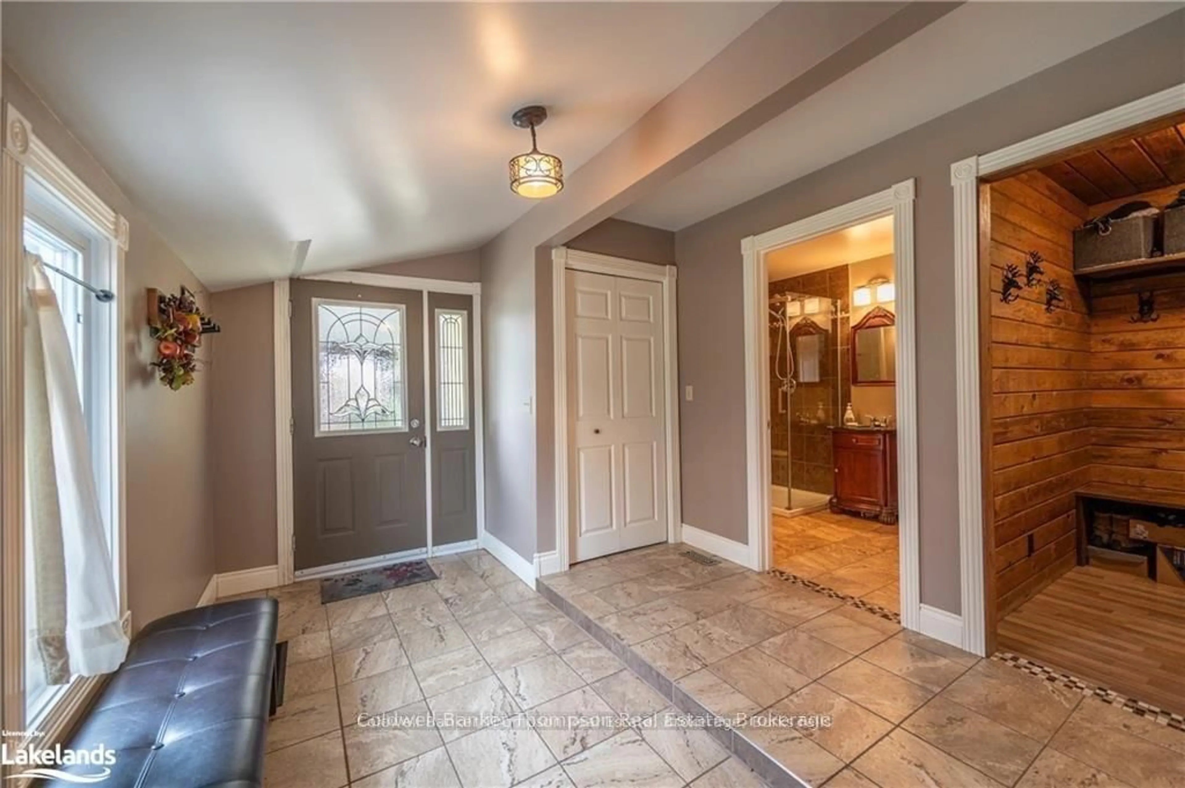 Indoor entryway for 131 Yonge St, Burk's Falls Ontario P0A 1C0