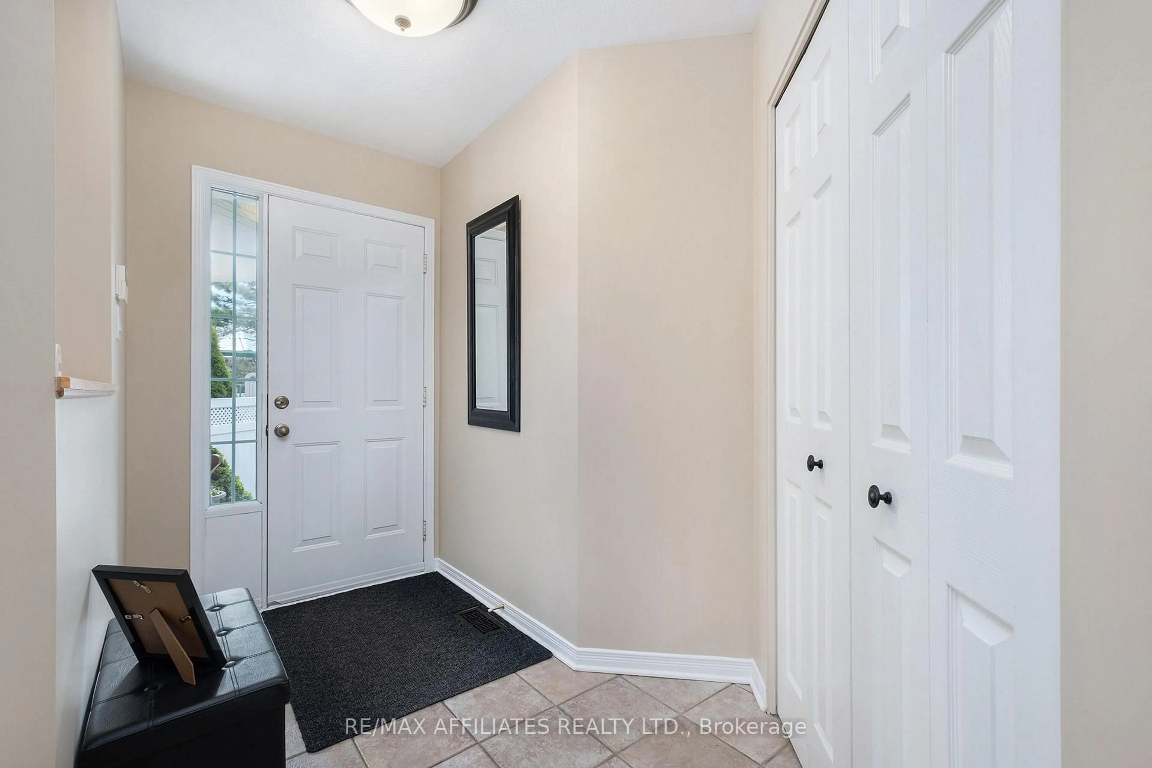 Indoor entryway for 1545 Senateurs Way, Orleans Ontario K4A 4A2