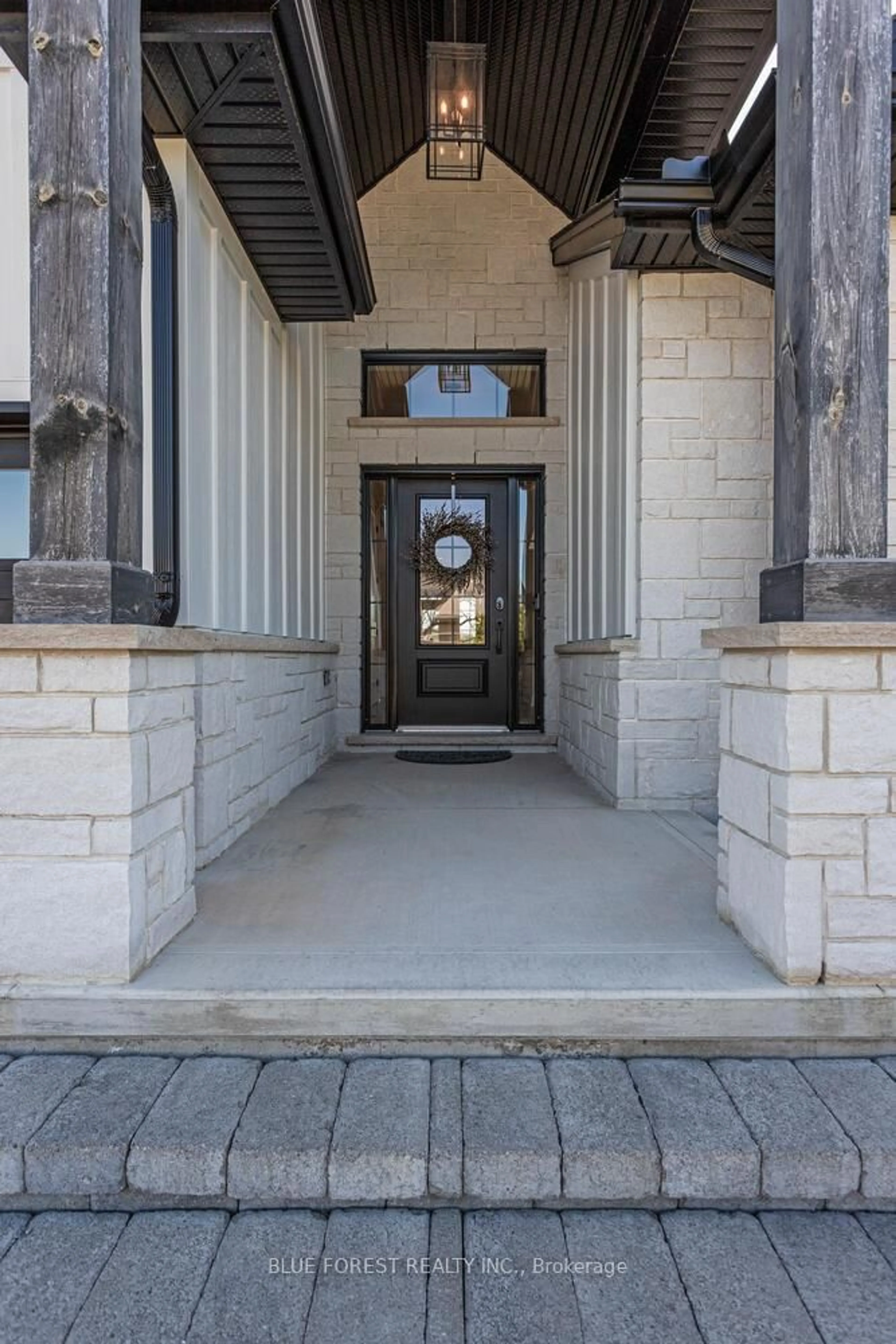Indoor entryway for 86 Kemp Cres, Strathroy-Caradoc Ontario N7G 0G3