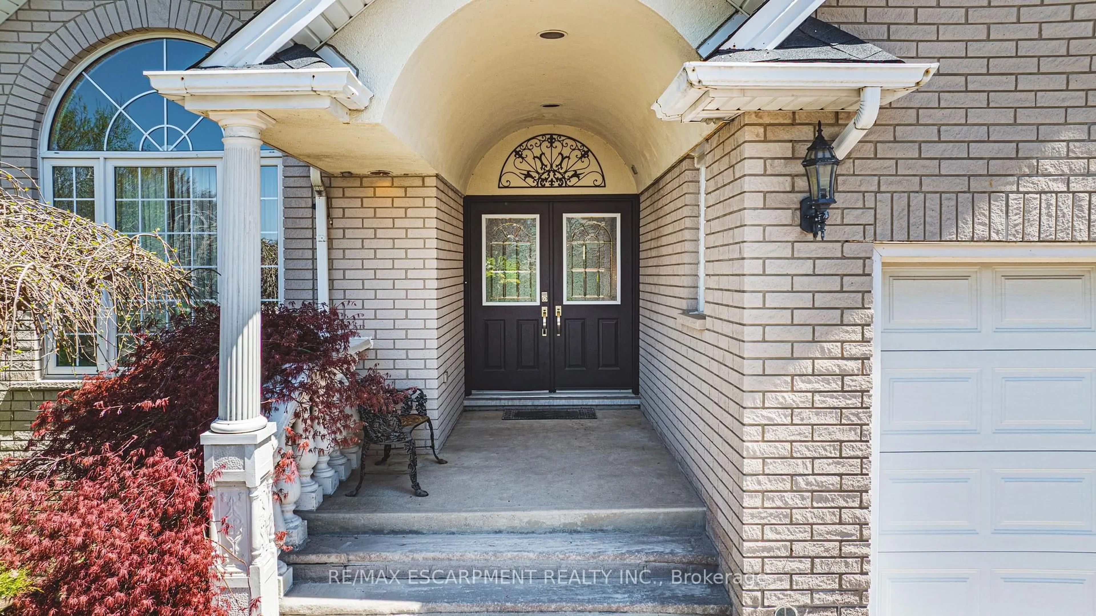 Indoor entryway for 65 Mount Pleasant Dr, Hamilton Ontario L8W 3H3