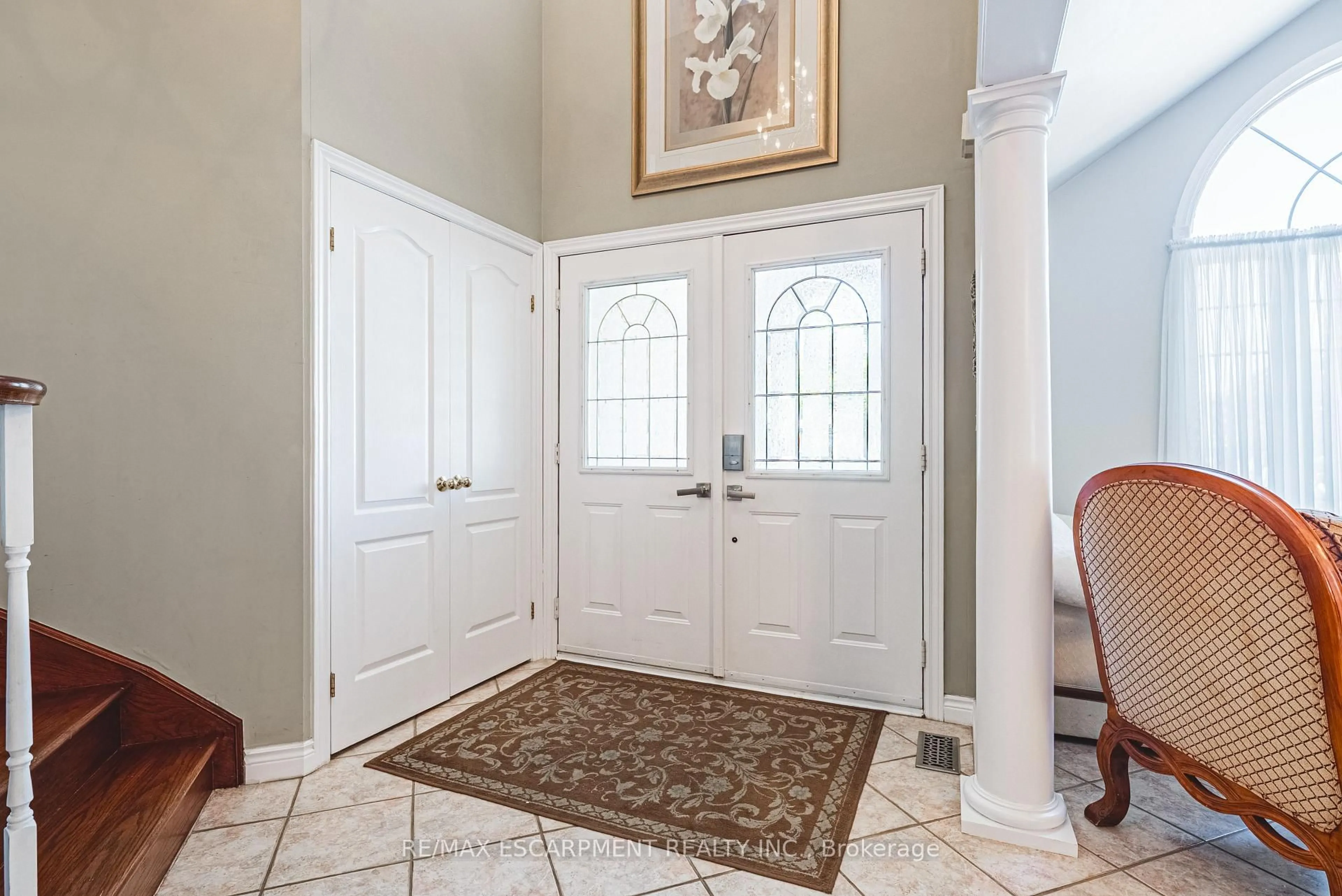 Indoor entryway for 65 Mount Pleasant Dr, Hamilton Ontario L8W 3H3