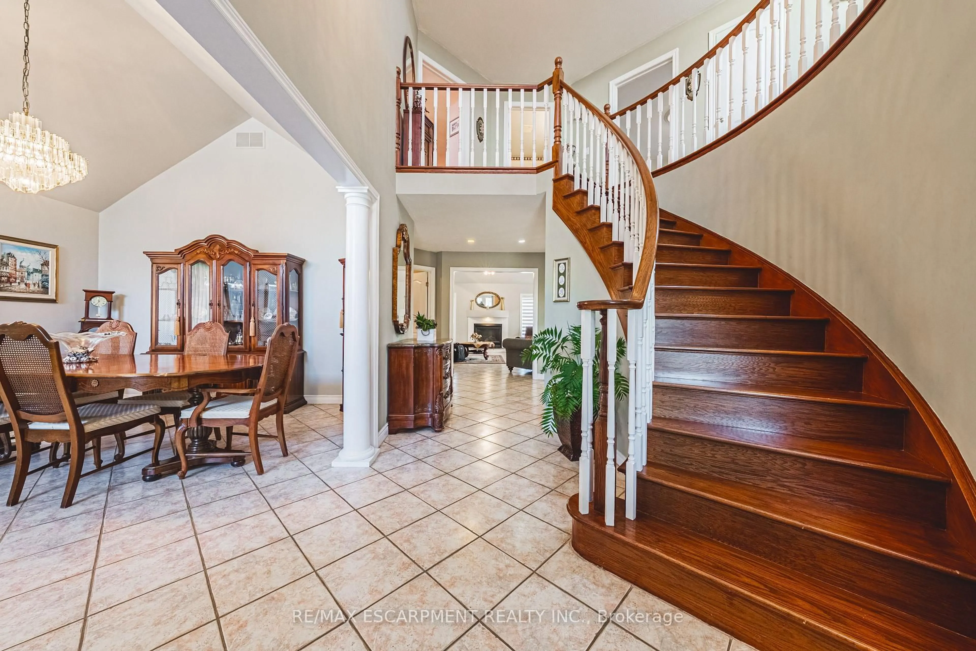 Indoor foyer for 65 Mount Pleasant Dr, Hamilton Ontario L8W 3H3
