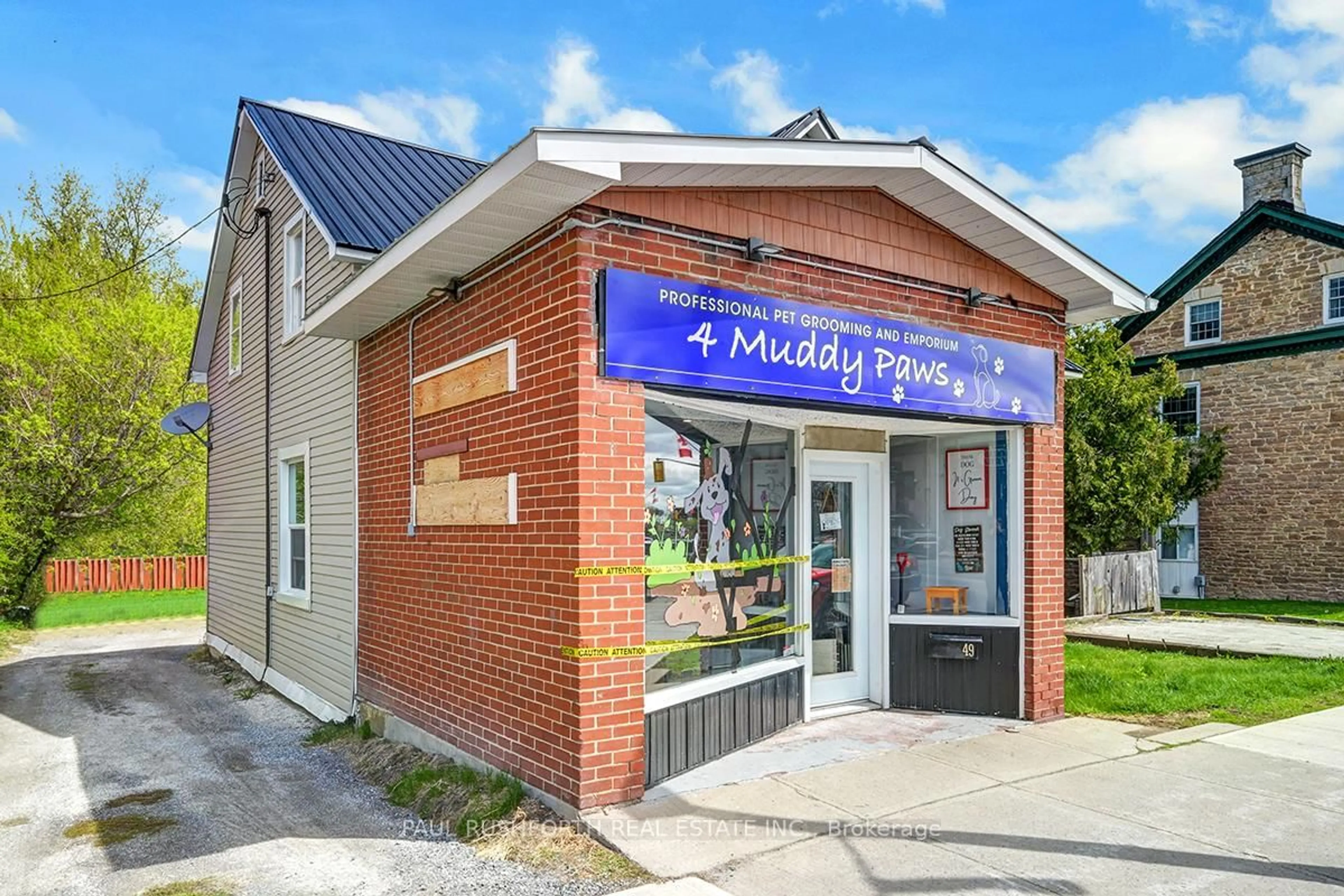 Indoor foyer for 47 Madawaska St, Arnprior Ontario K7S 1R8