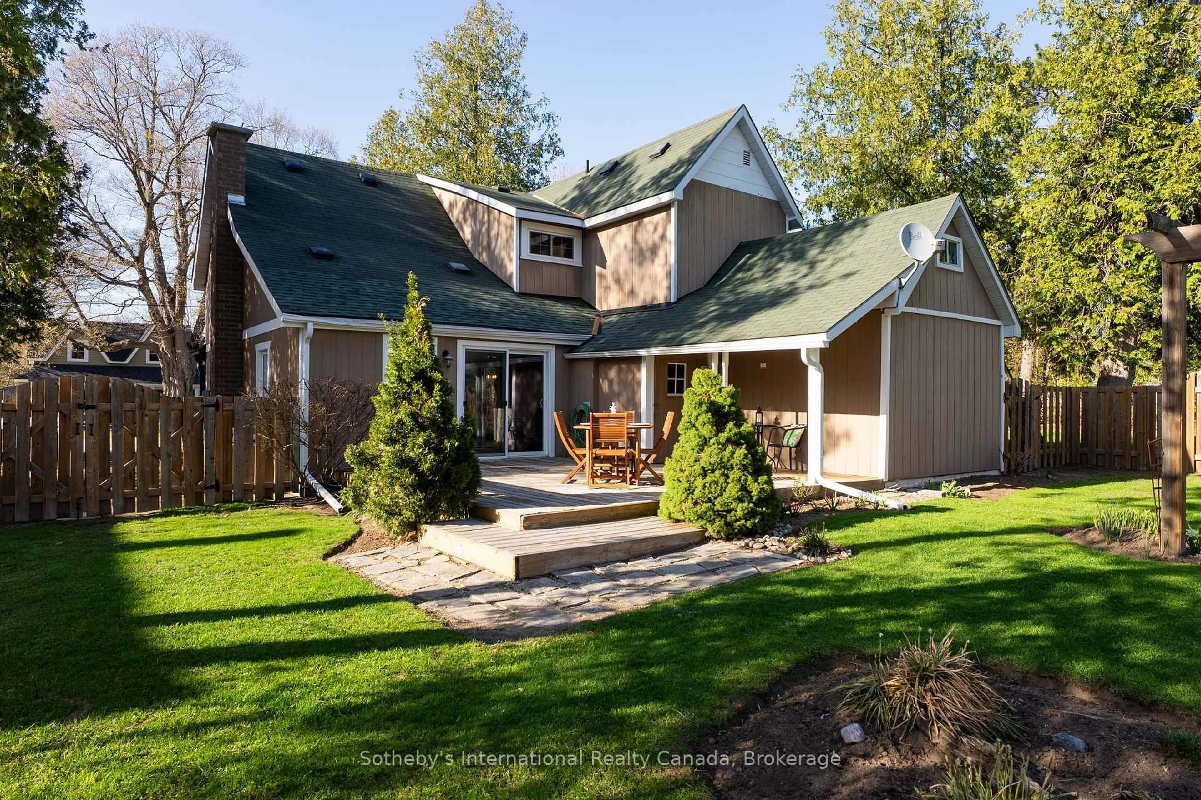 Home with vinyl exterior material, unknown for 325 Farquhar St, Gravenhurst Ontario P1P 1E5