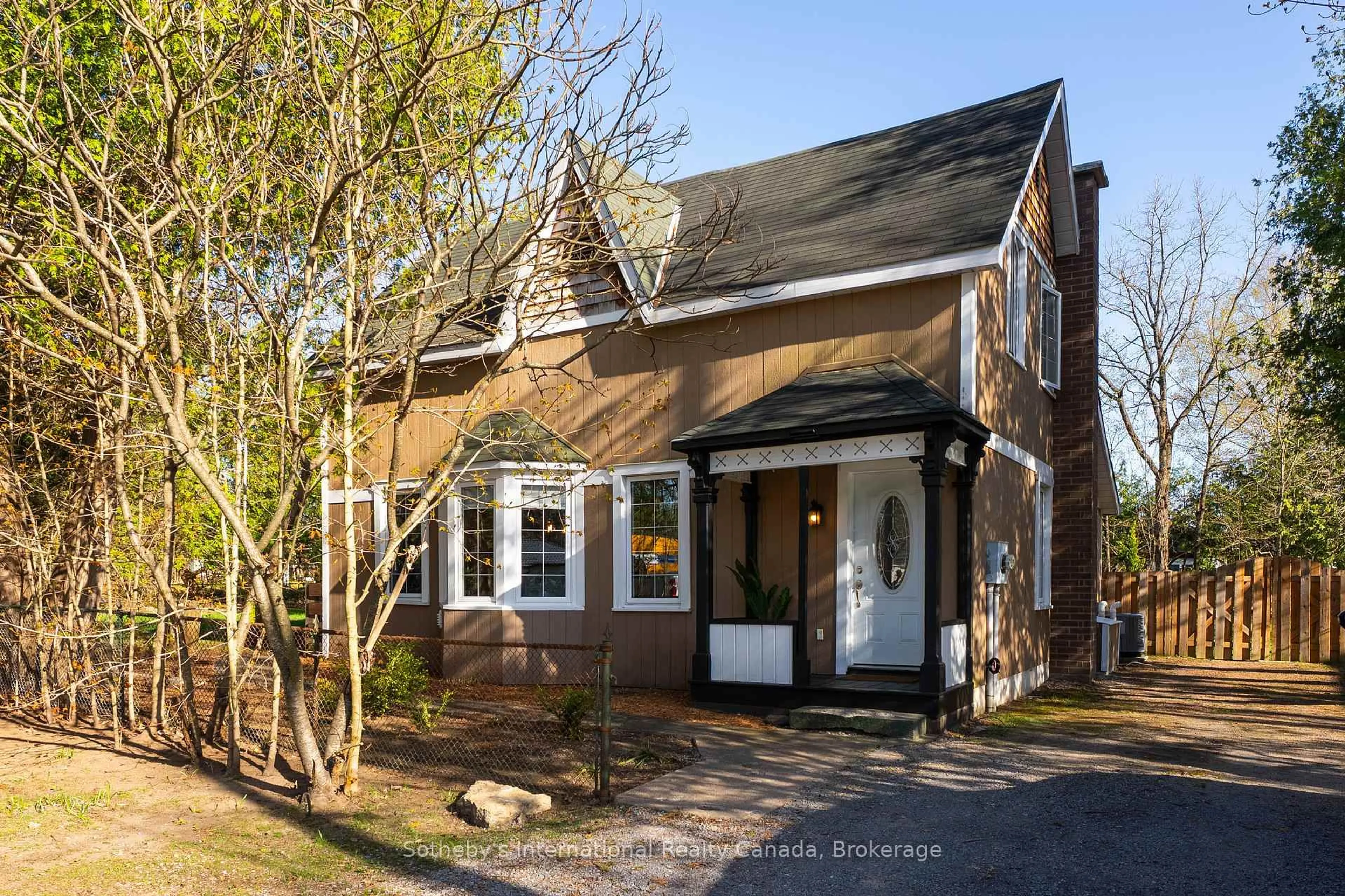 Home with brick exterior material, street for 325 Farquhar St, Gravenhurst Ontario P1P 1E5