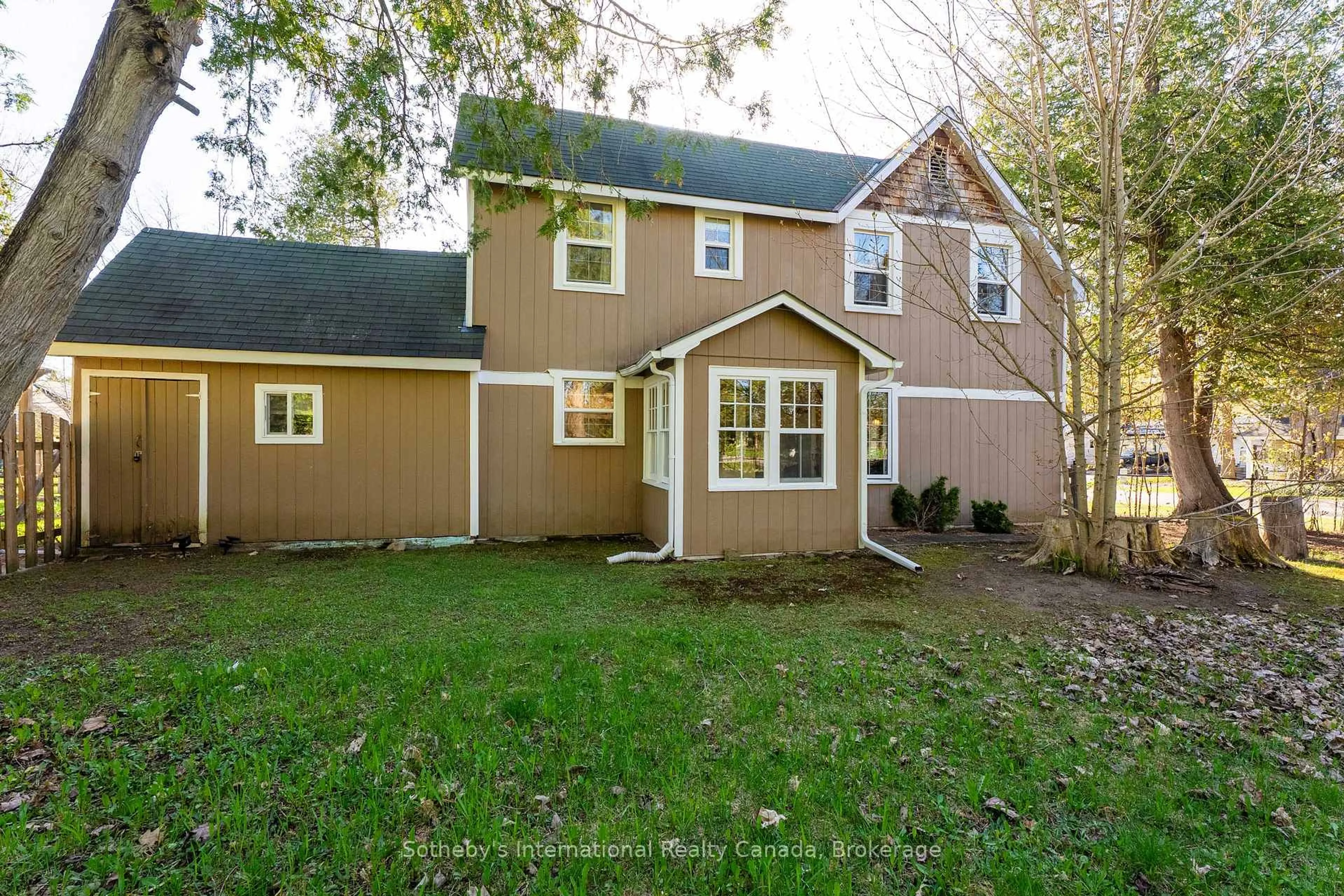 Home with vinyl exterior material, street for 325 Farquhar St, Gravenhurst Ontario P1P 1E5
