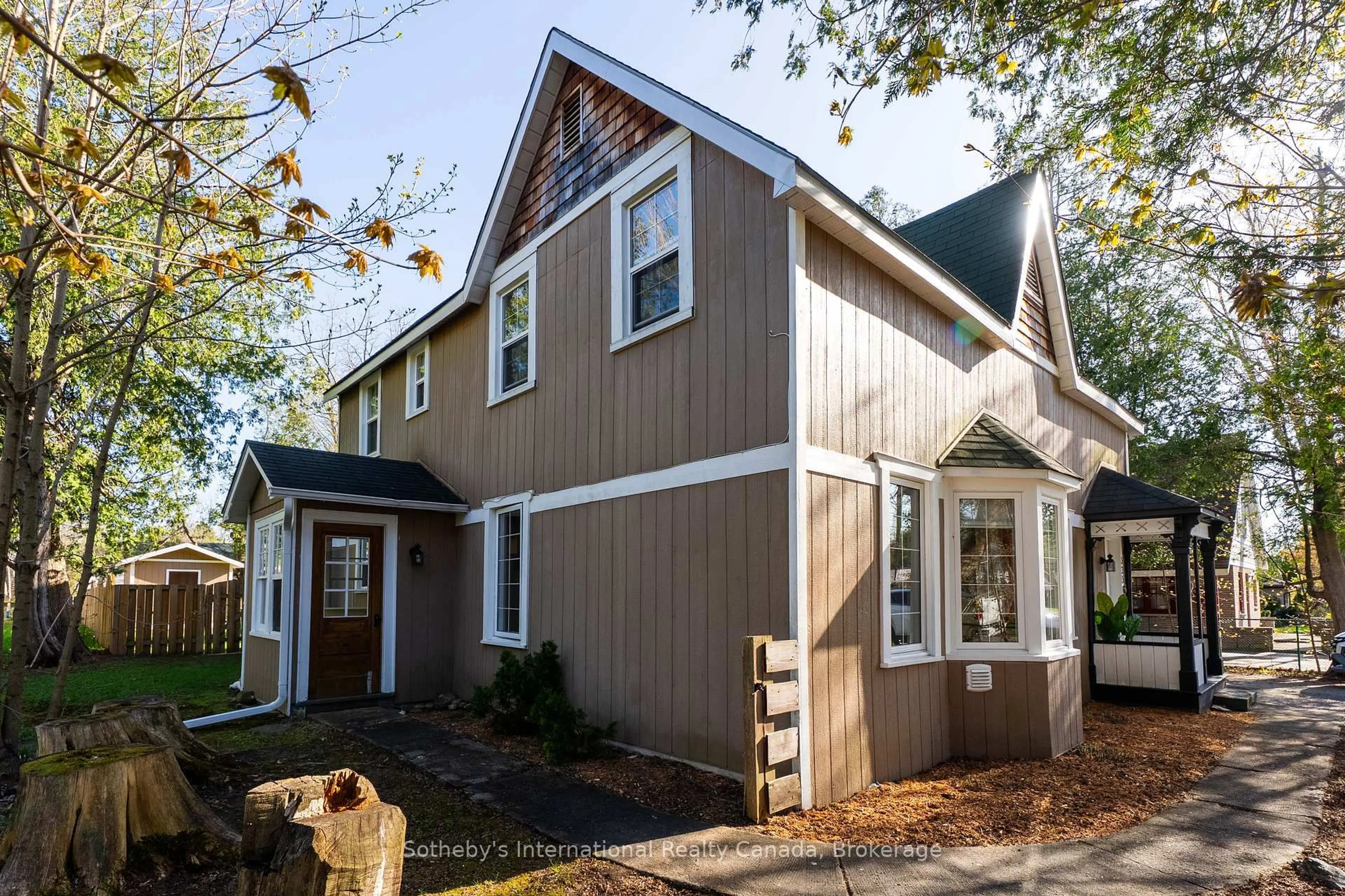 Home with vinyl exterior material, street for 325 Farquhar St, Gravenhurst Ontario P1P 1E5