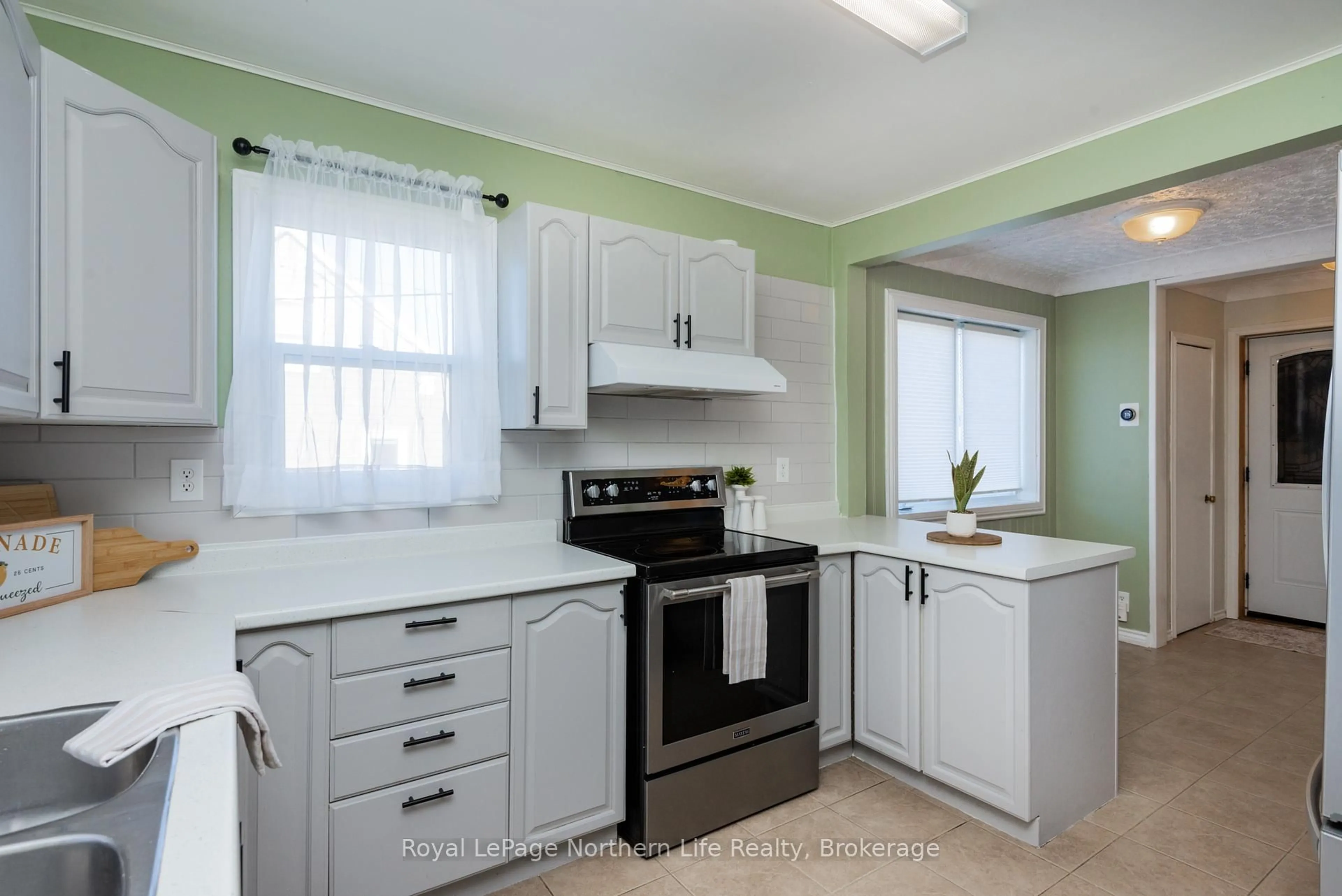 Standard kitchen, unknown for 124 Vincent Ave, North Bay Ontario P1B 7K5