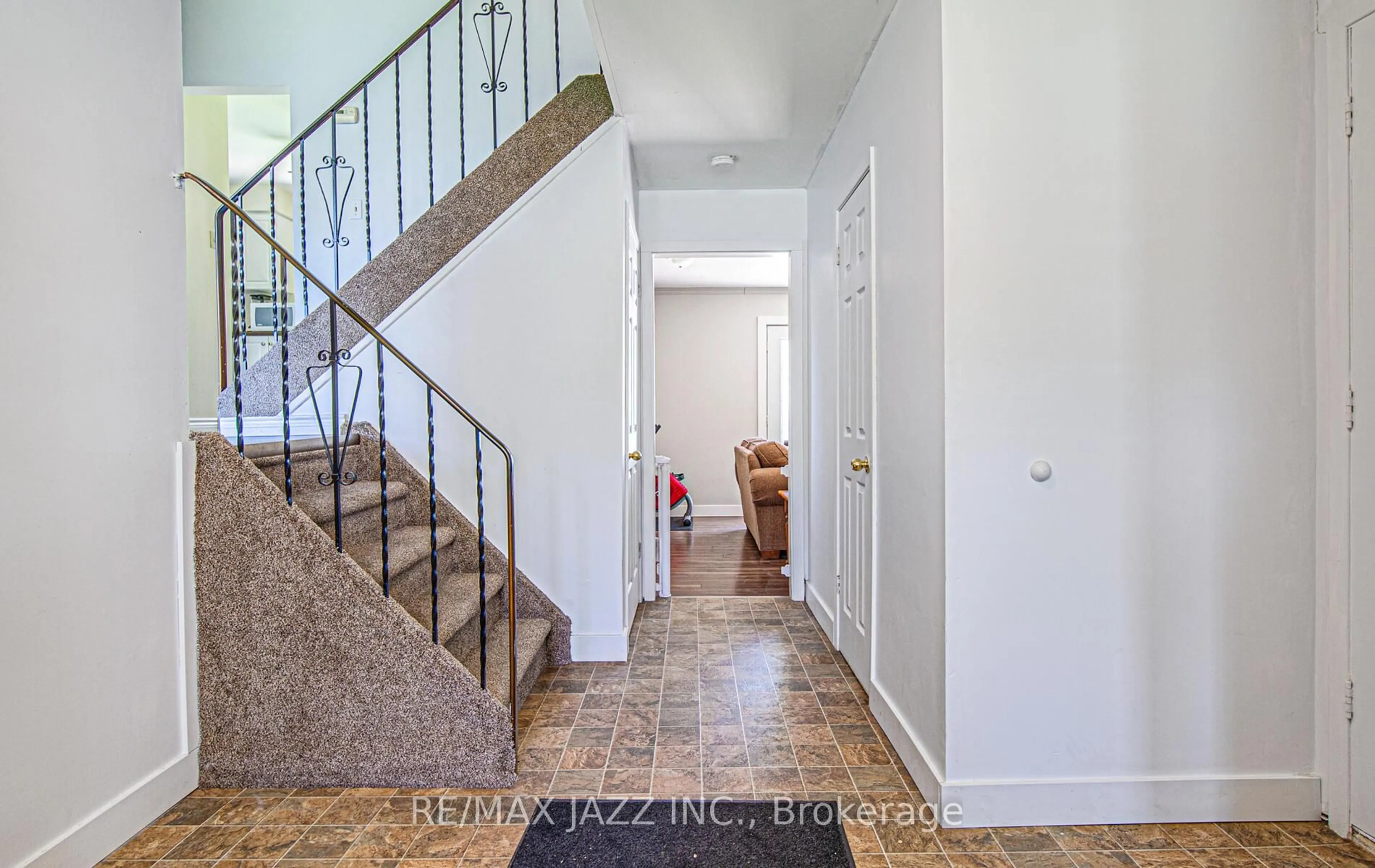 Indoor entryway for 40 Glen Watford Rd, Cobourg Ontario K9A 4S5