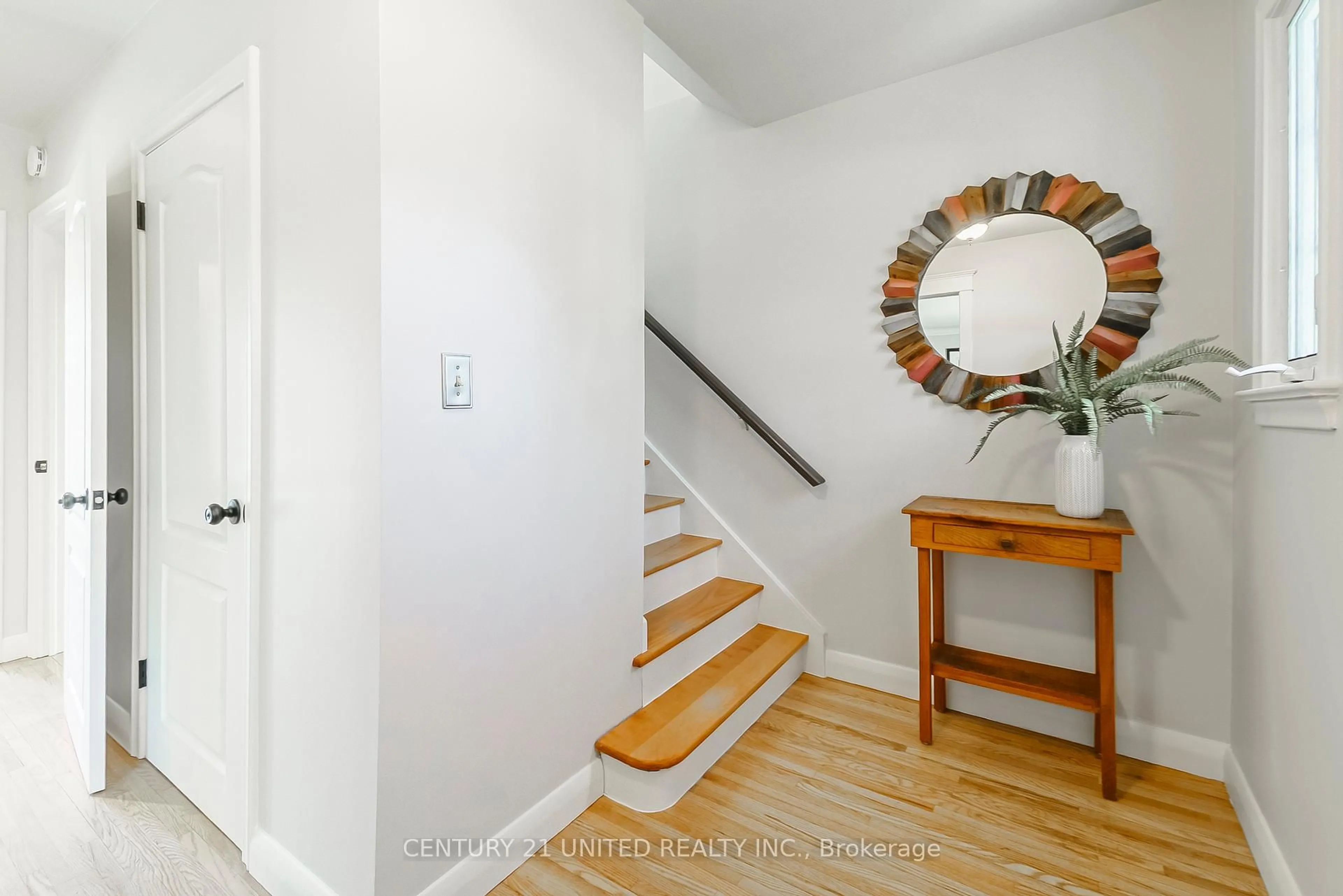 Indoor entryway for 902 Valleyview Dr, Peterborough West Ontario K9J 6R1