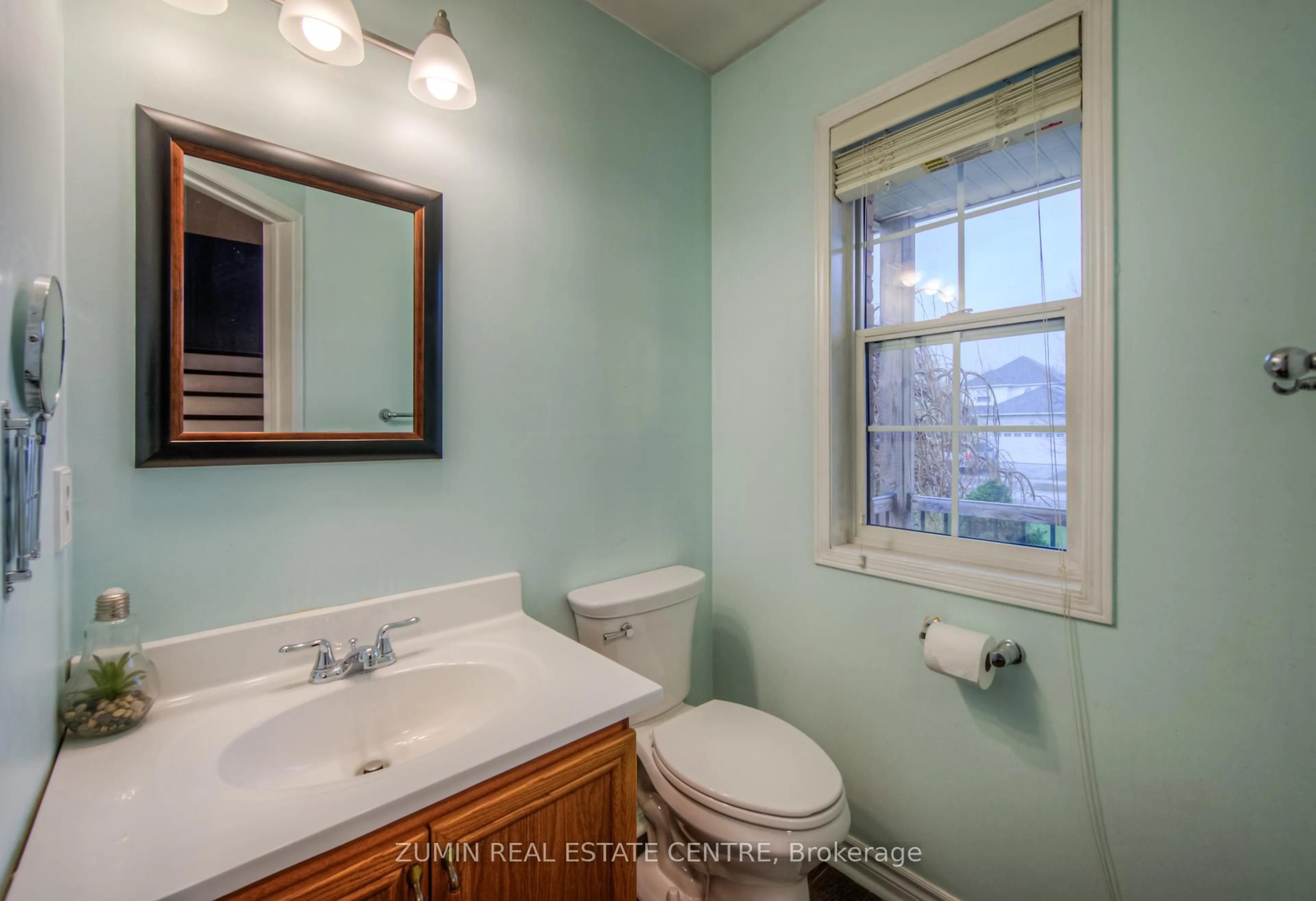 Standard bathroom, ceramic/tile floor for 20 Hunt St, North Dumfries Ontario N0B 1E0