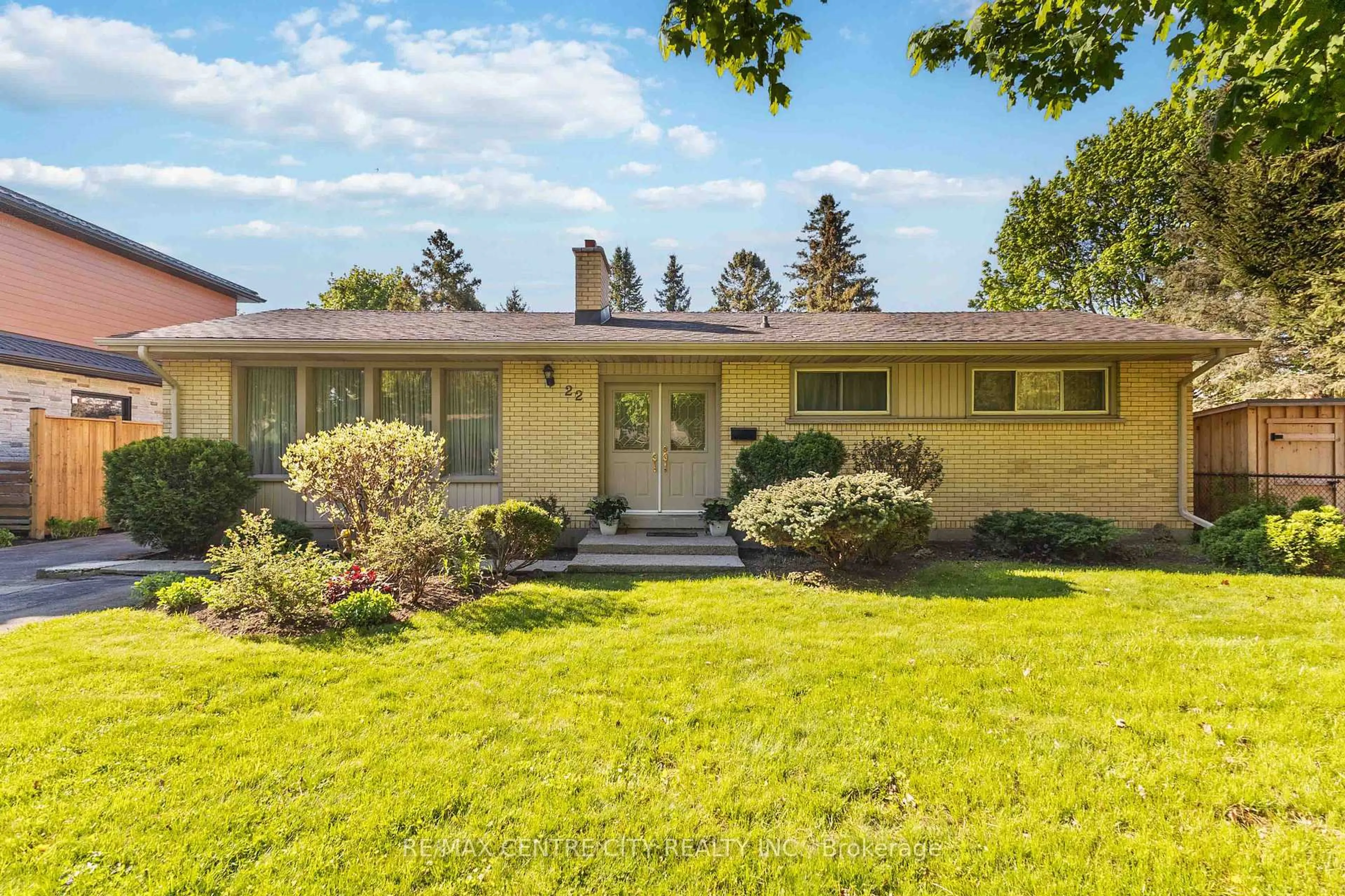 Home with vinyl exterior material, street for 22 Hunt Club Dr, London North Ontario N6H 3Y3
