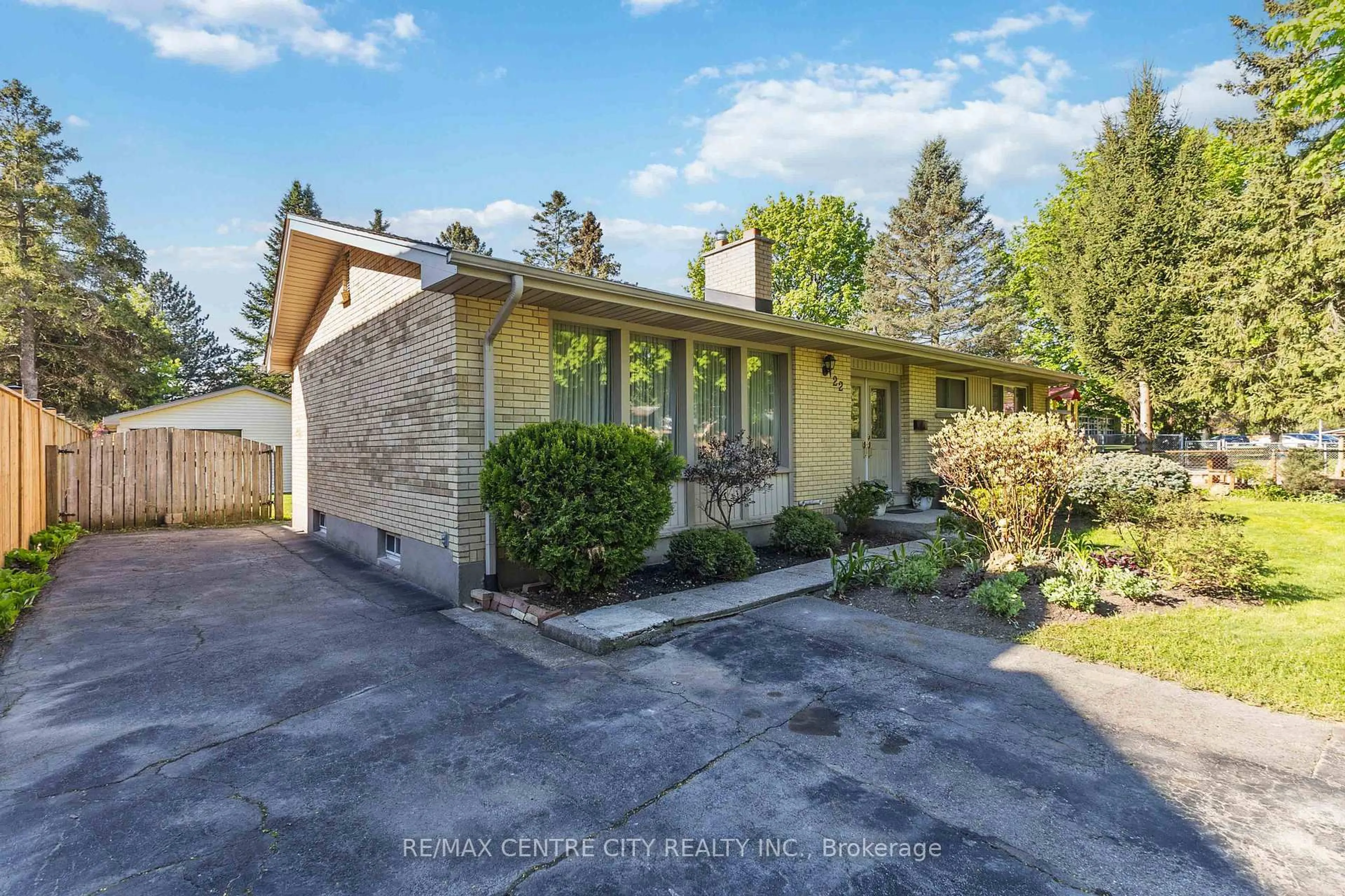 A pic from outside/outdoor area/front of a property/back of a property/a pic from drone, street for 22 Hunt Club Dr, London North Ontario N6H 3Y3