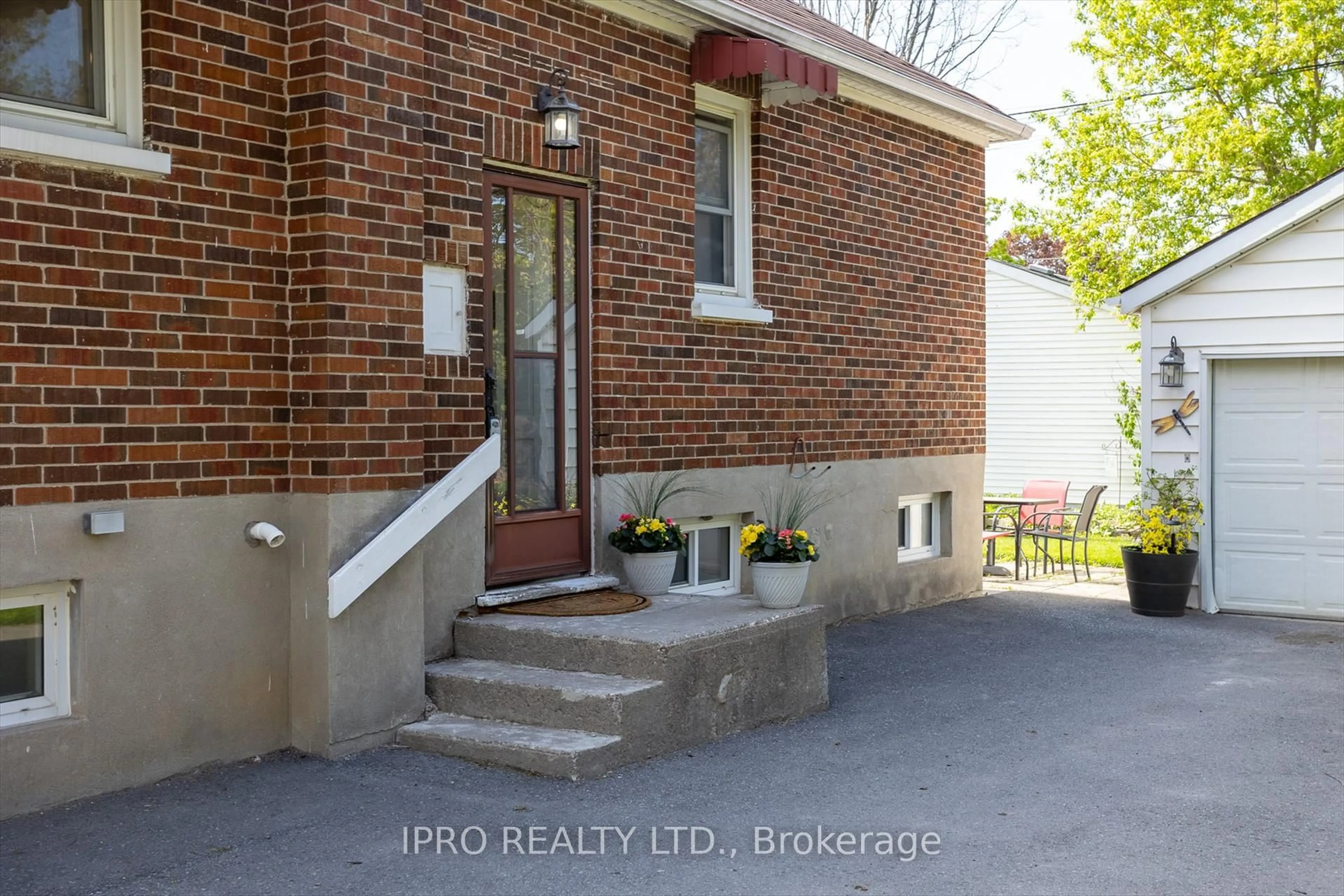 Indoor entryway for 540 MCCANNAN Ave, Peterborough Central Ontario K9J 4J6