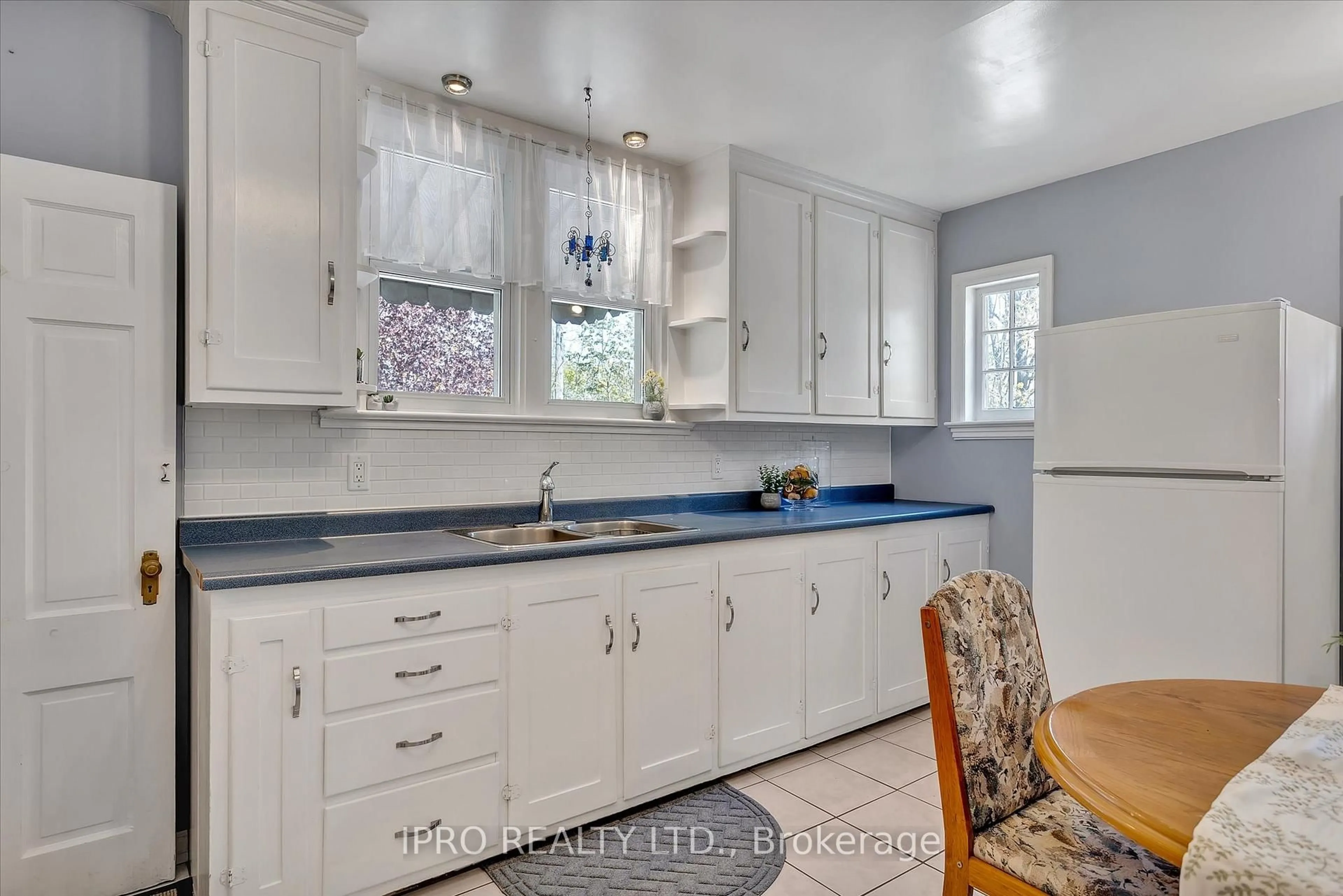 Standard kitchen, ceramic/tile floor for 540 MCCANNAN Ave, Peterborough Central Ontario K9J 4J6
