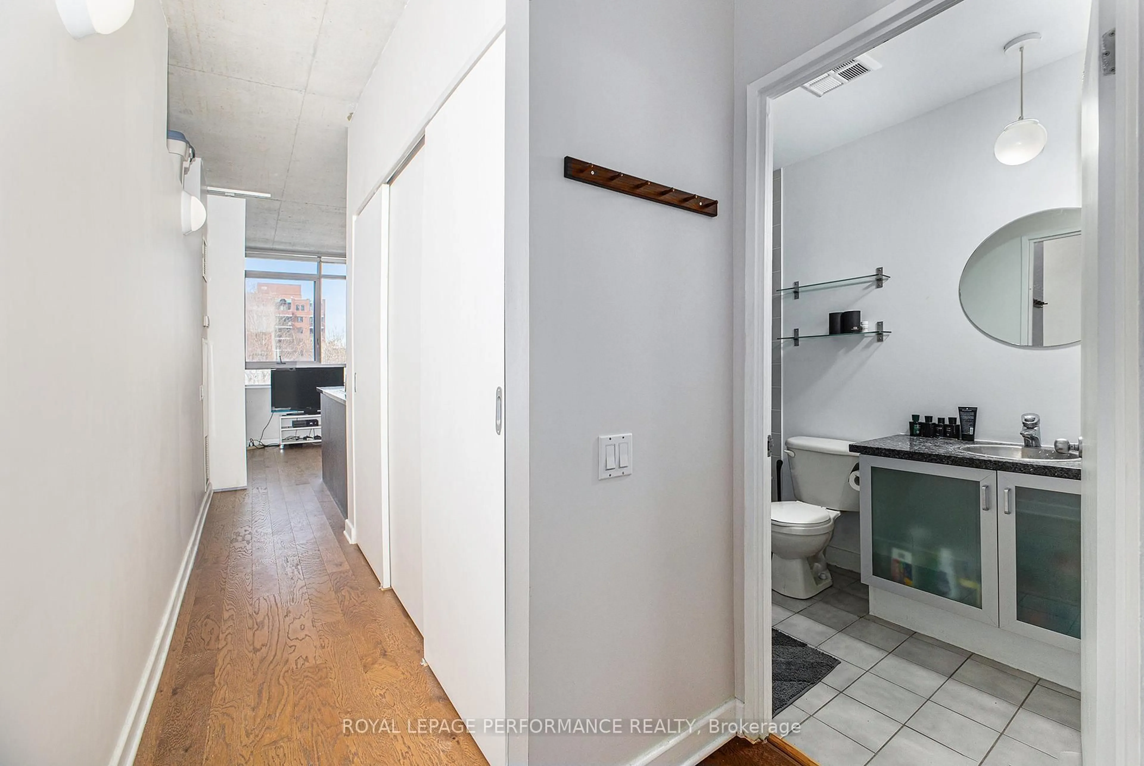 Standard bathroom, unknown for 180 York St, Ottawa Ontario K1N 1J6