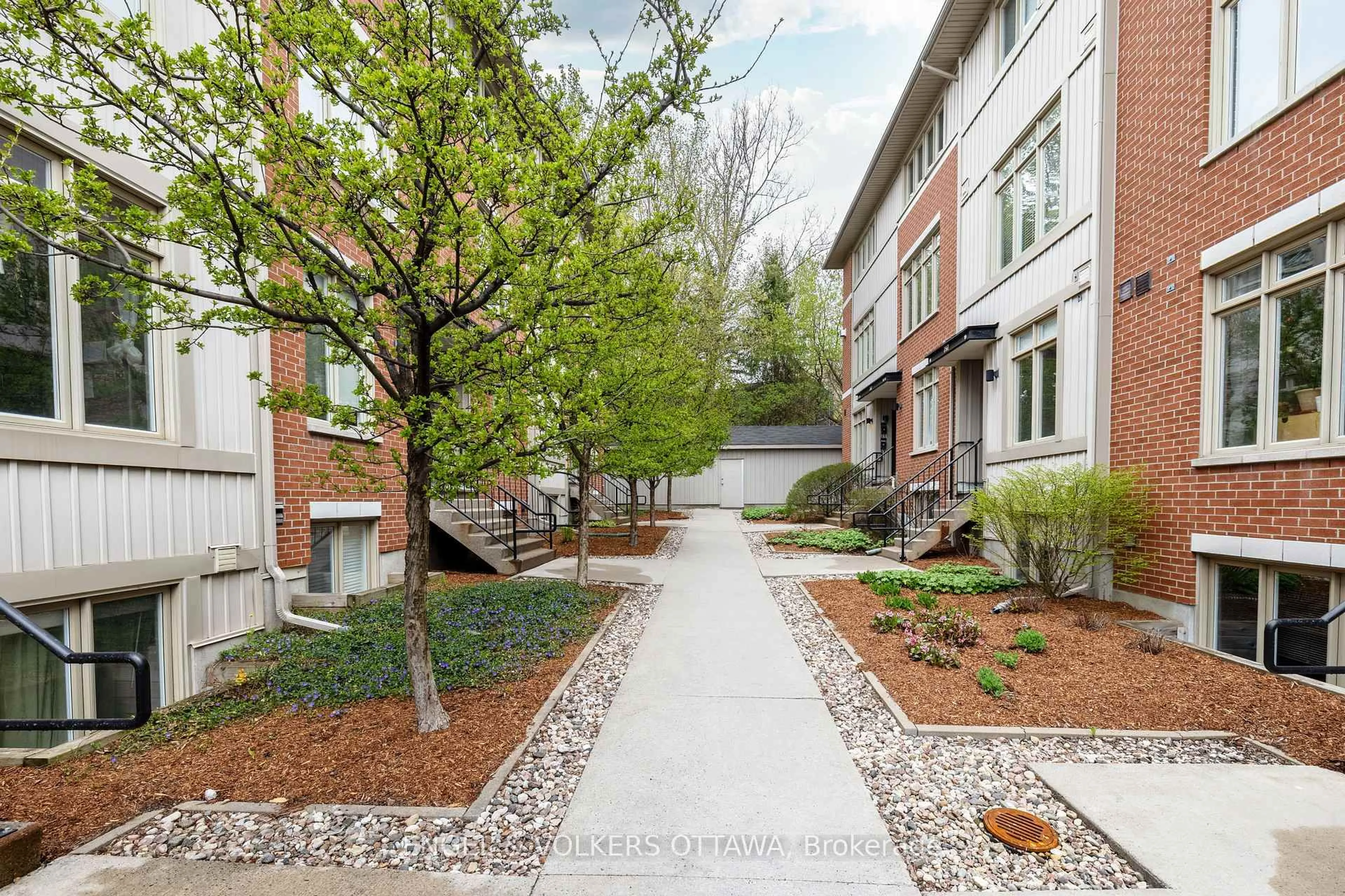 Patio, street for 797 Montreal Rd #21, Ottawa Ontario K1K 0S9
