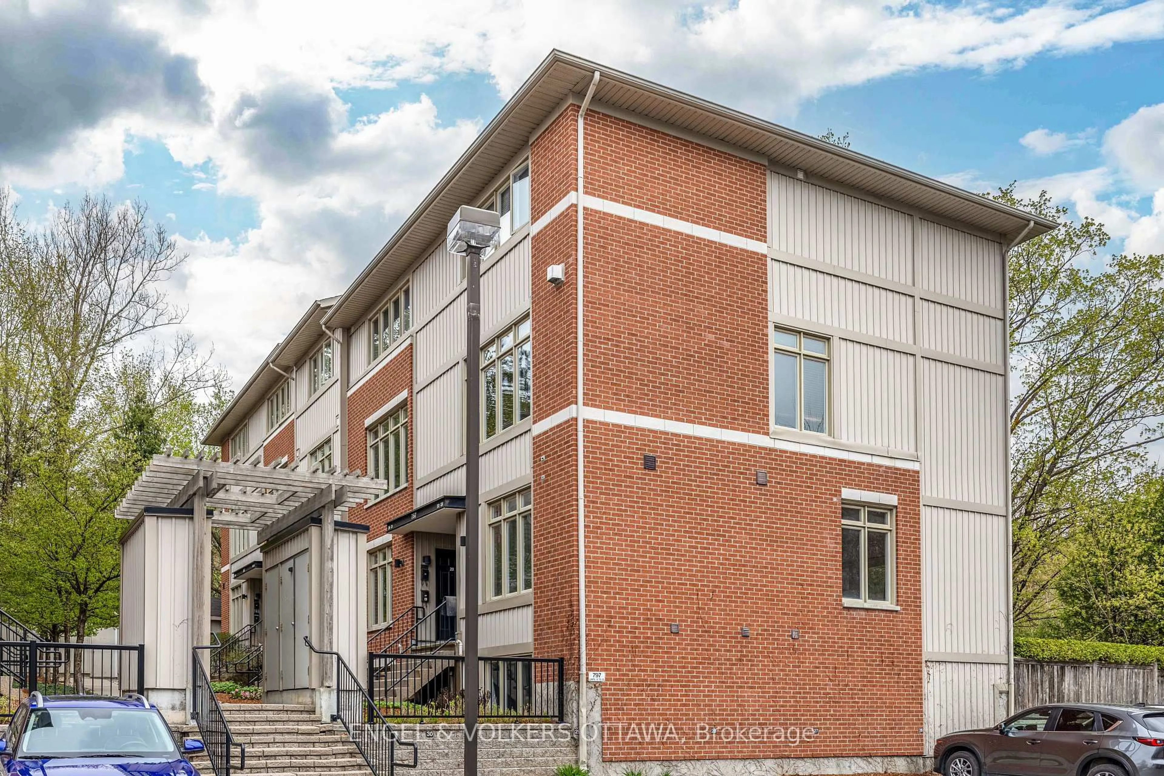 Home with brick exterior material, building for 797 Montreal Rd #21, Ottawa Ontario K1K 0S9