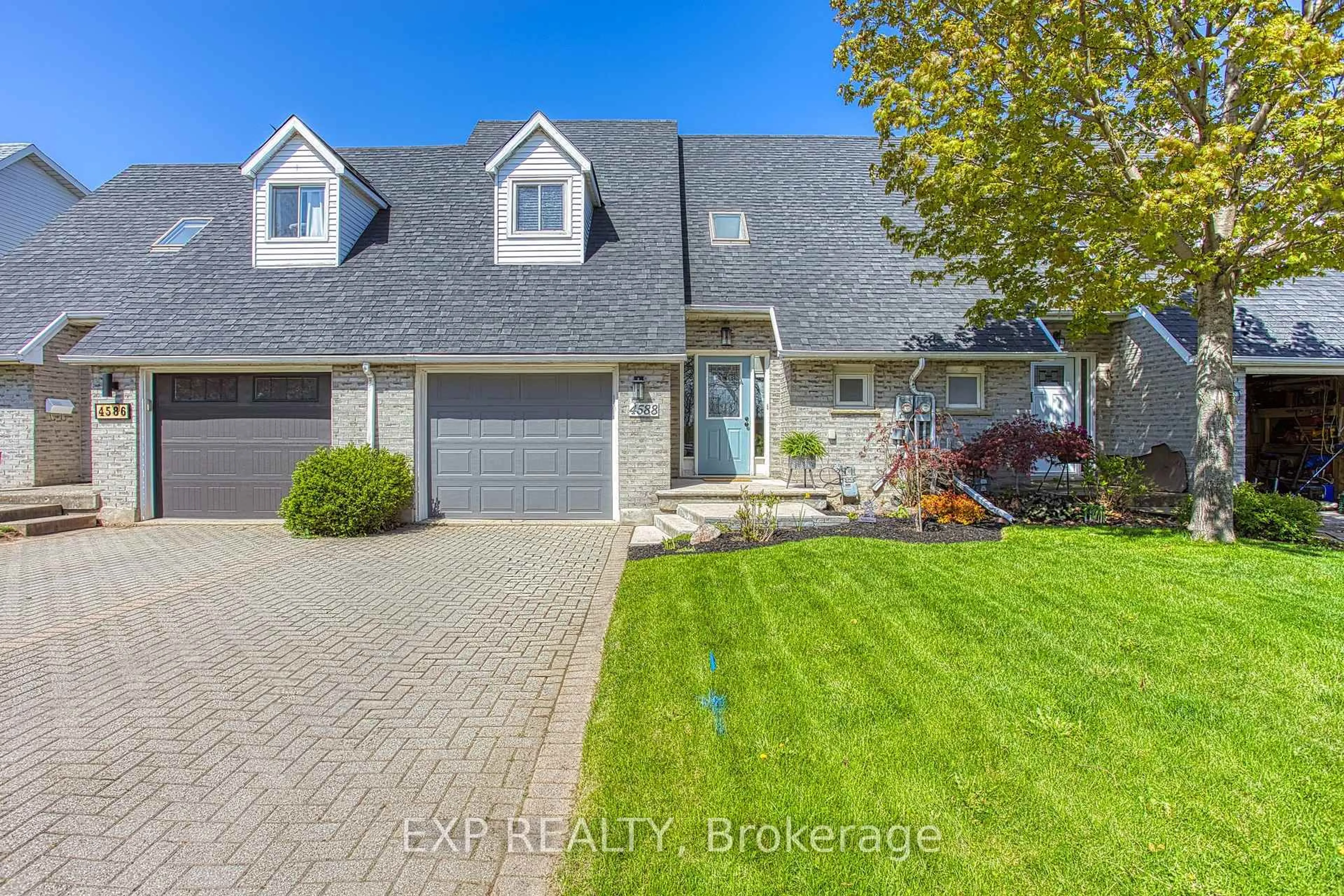 A pic from outside/outdoor area/front of a property/back of a property/a pic from drone, street for 4588 Juniper Crt, Lincoln Ontario L0R 1B5